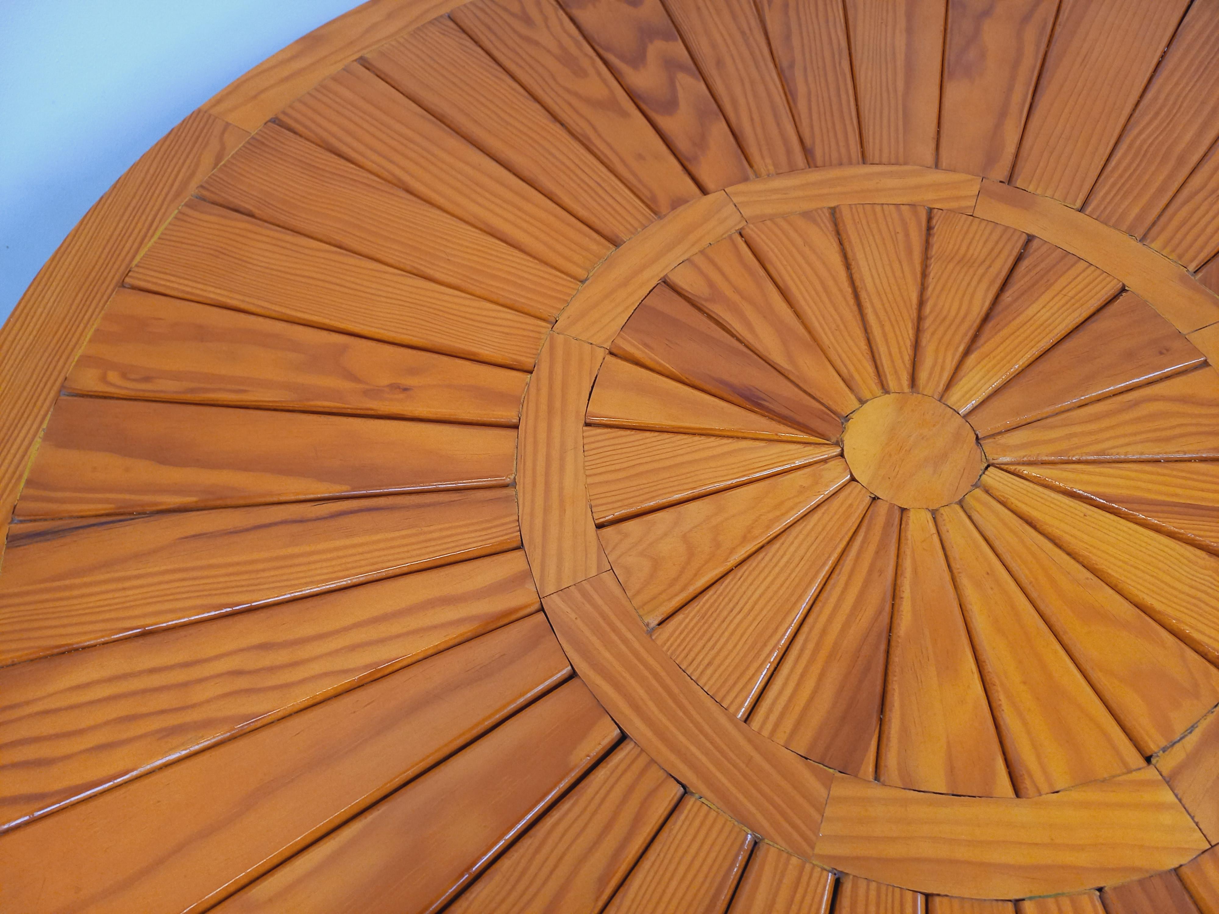Table basse ronde vintage en pin des années 70 For Sale 2