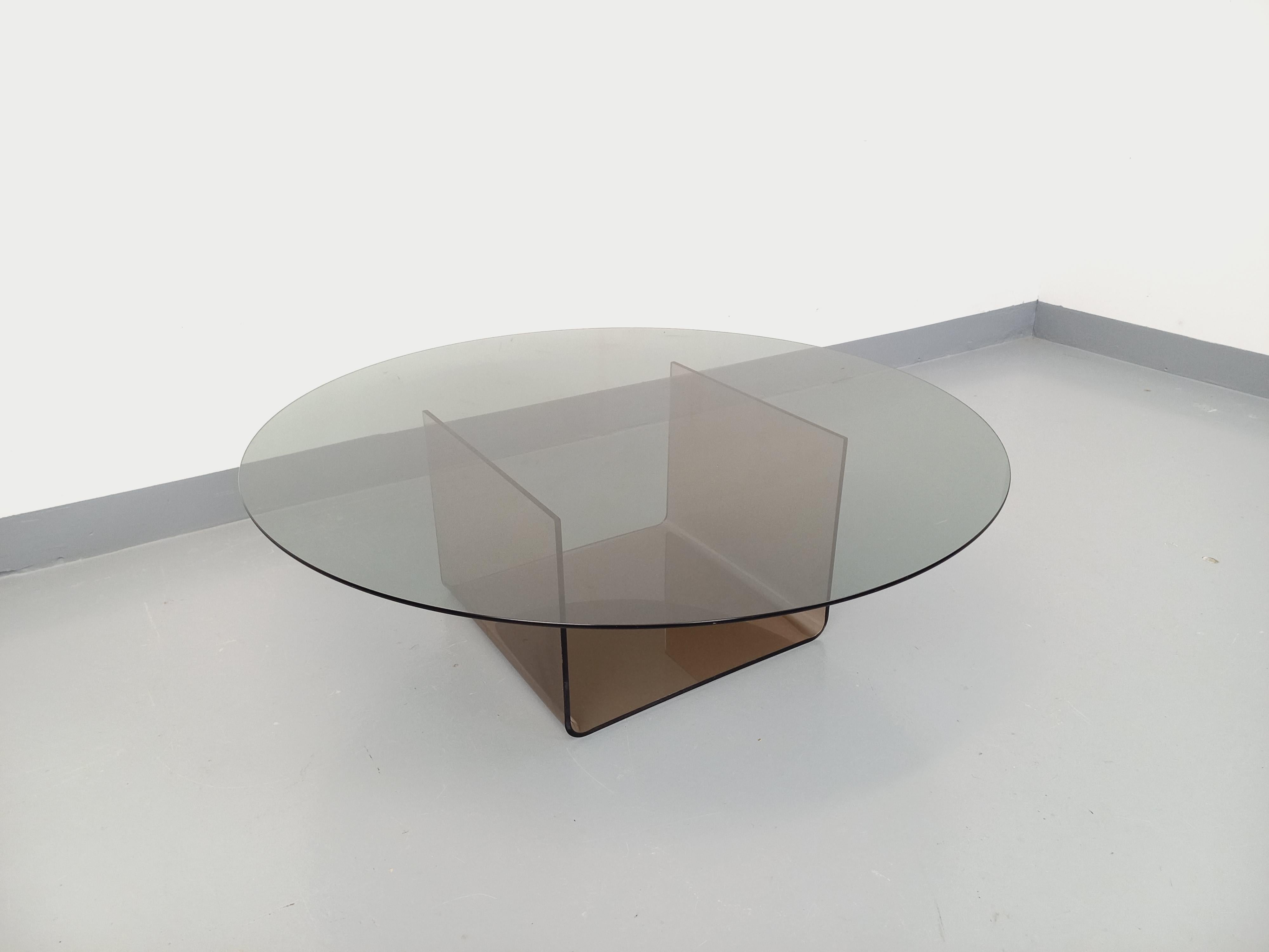Table basse ronde vintage en verre et plexiglas style A Space Age des années 70 en vente 5