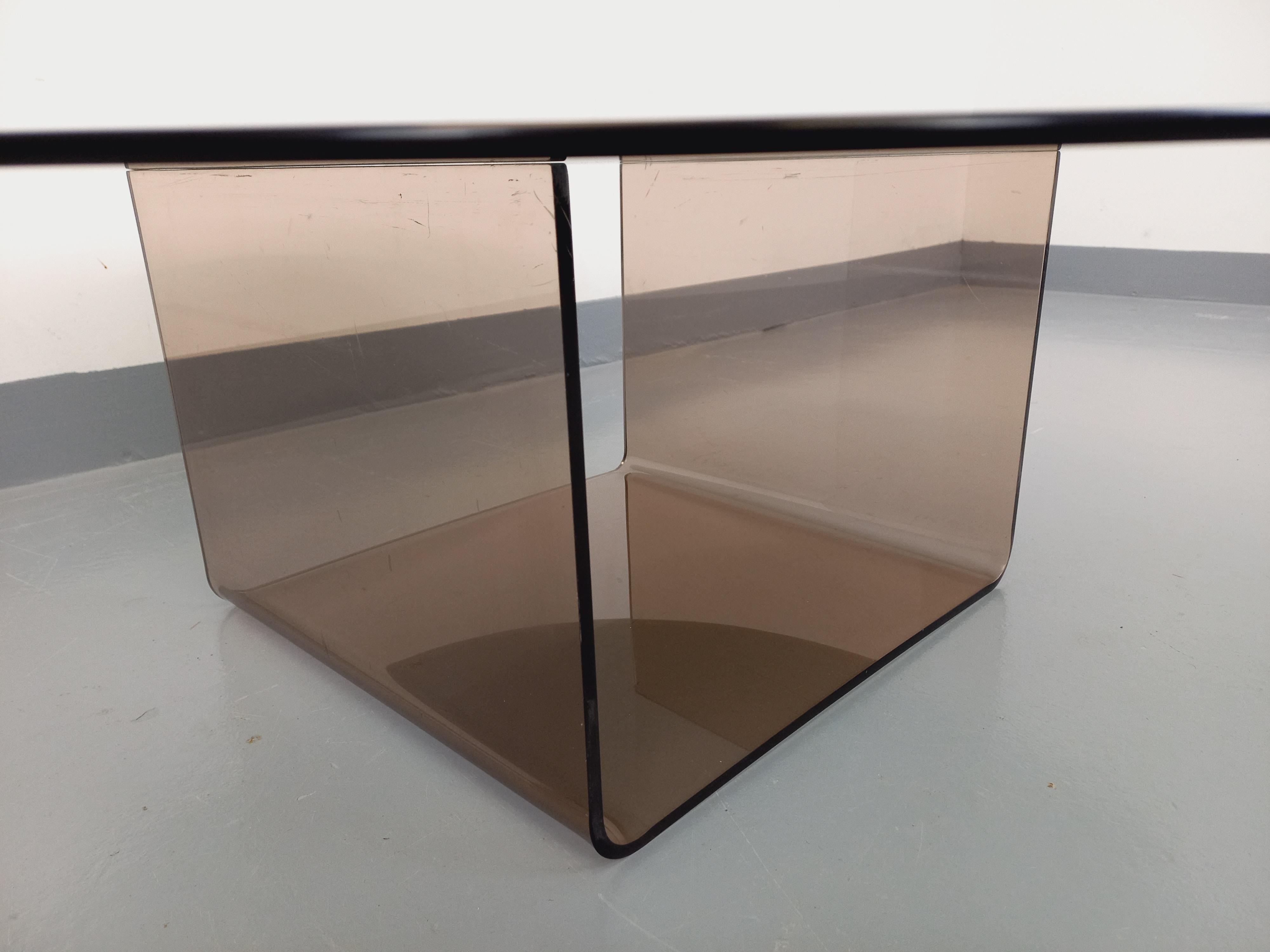 Table basse ronde vintage en verre et plexiglas style A Space Age des années 70 en vente 6