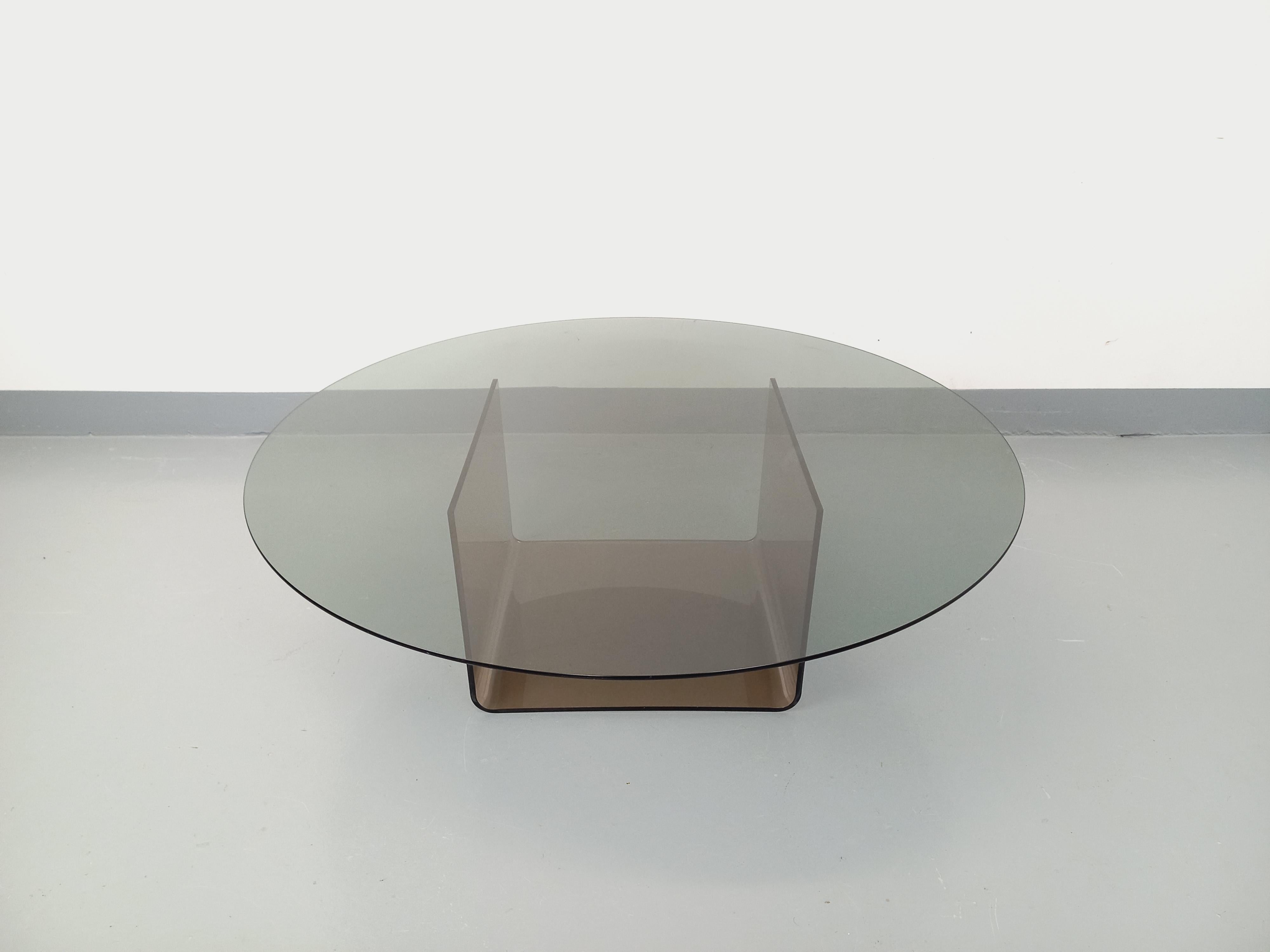 Table basse vintage des années 70, style Space AGE, plateau rond en verre fumé, pied en plexiglas fumé design et original, très bon état général avec des rayures de surface.
Ref 250 221
Hauteur : 30 cm
Largeur : 96 cm
Profondeur : 96 cm
