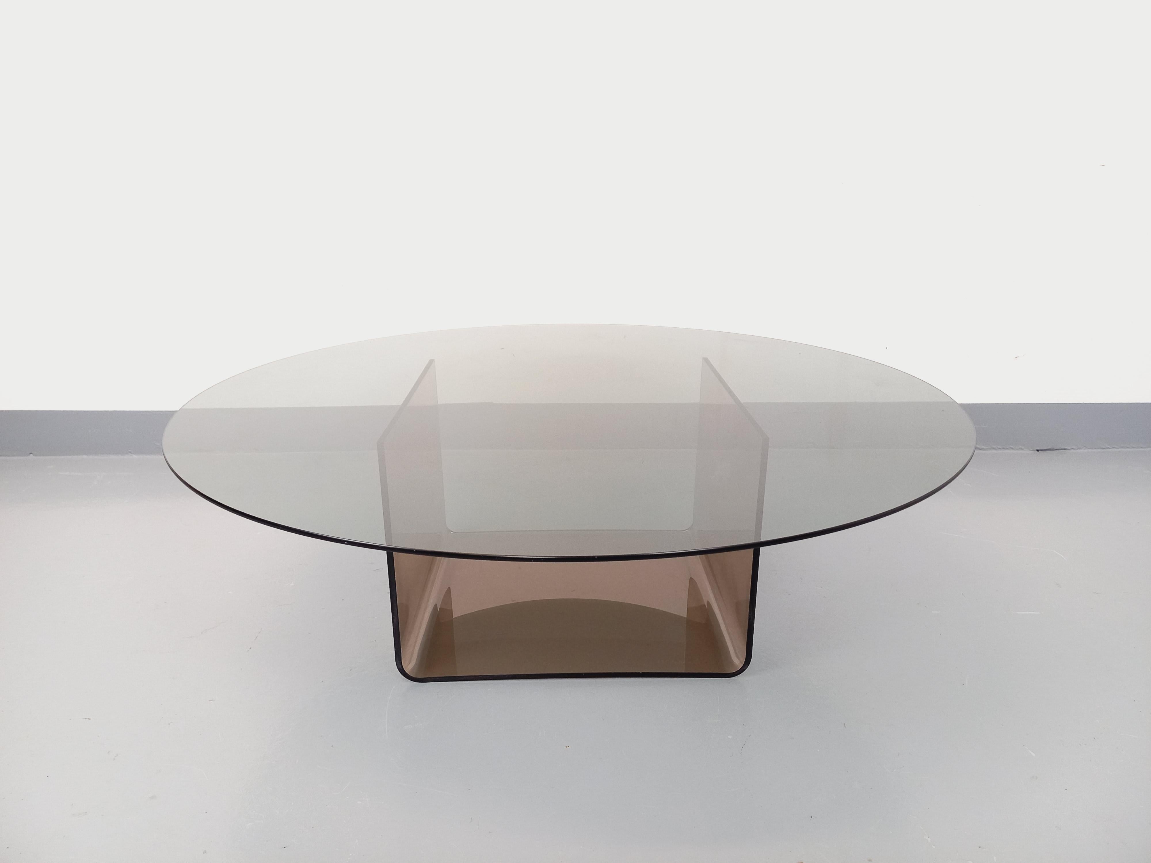 Ère spatiale Table basse ronde vintage en verre et plexiglas style A Space Age des années 70 en vente