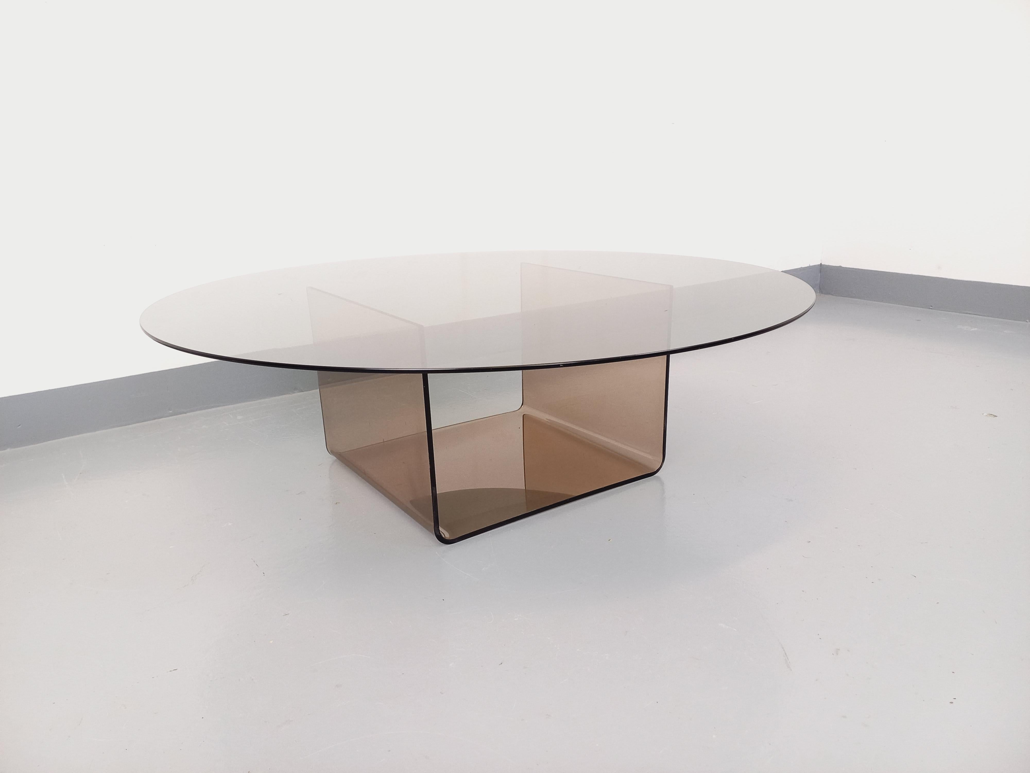 Français Table basse ronde vintage en verre et plexiglas style A Space Age des années 70 en vente