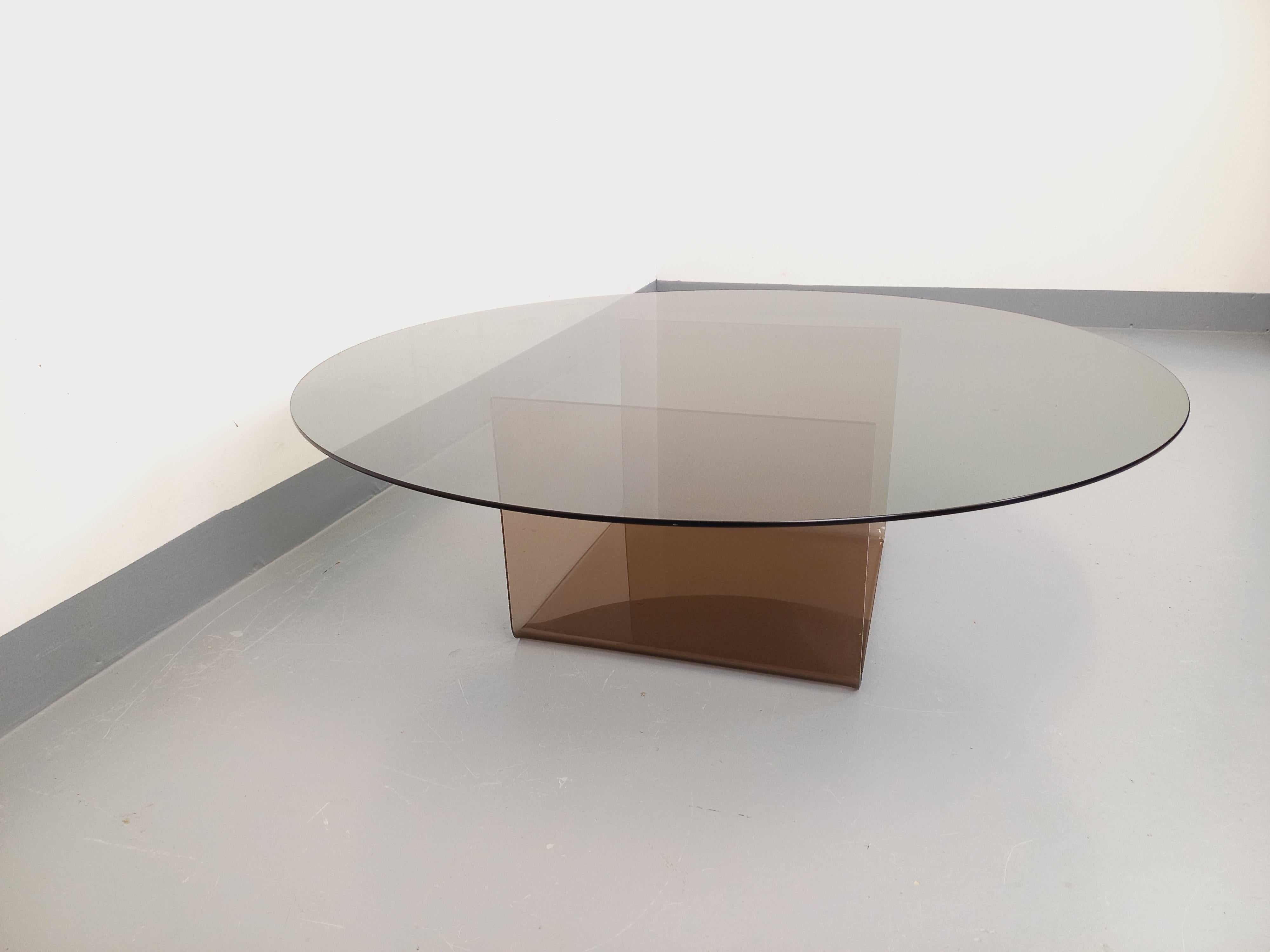 Table basse ronde vintage en verre et plexiglas style A Space Age des années 70 Bon état - En vente à BESANÇON, FR