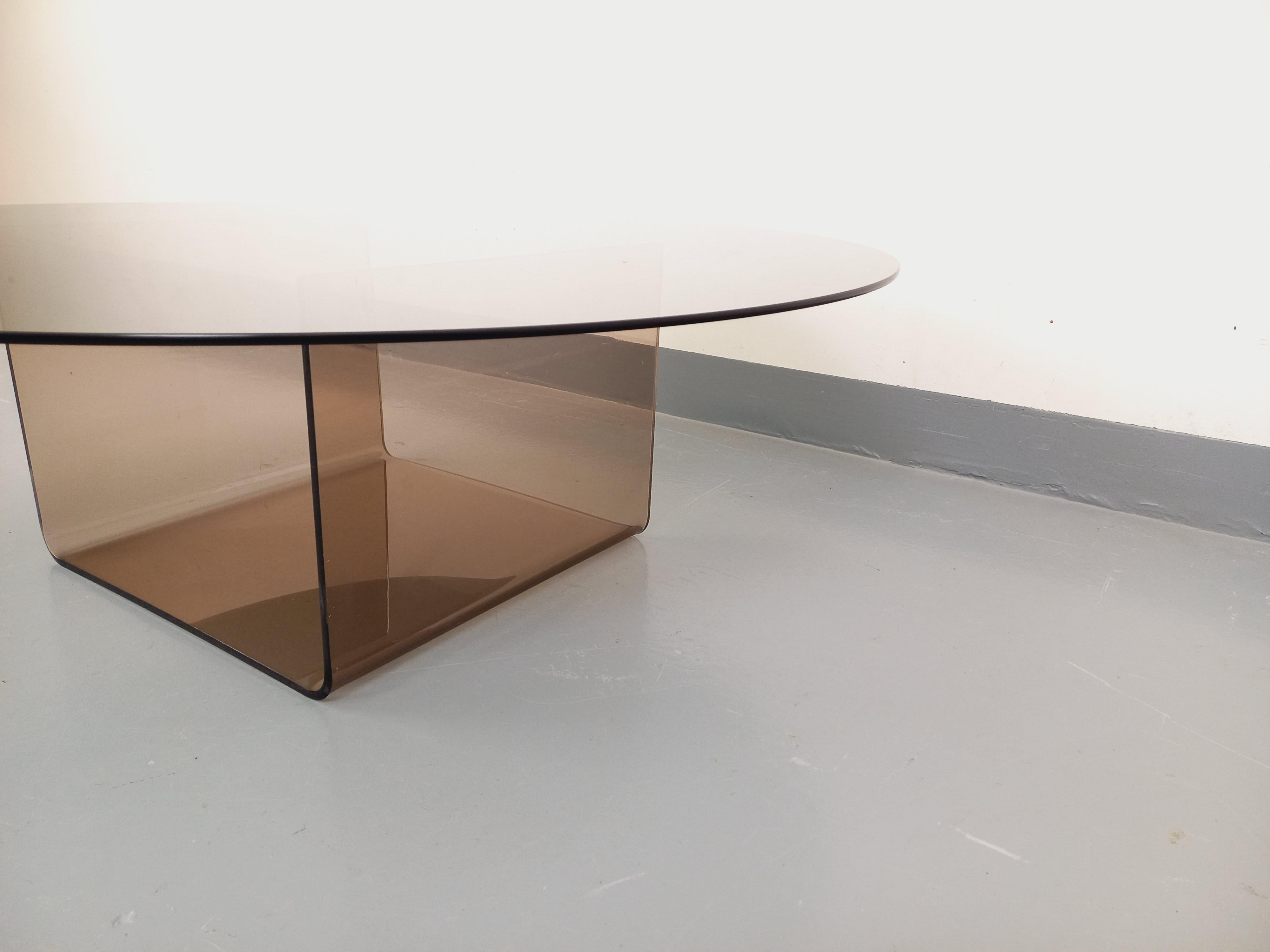 Fin du 20e siècle Table basse ronde vintage en verre et plexiglas style A Space Age des années 70 en vente