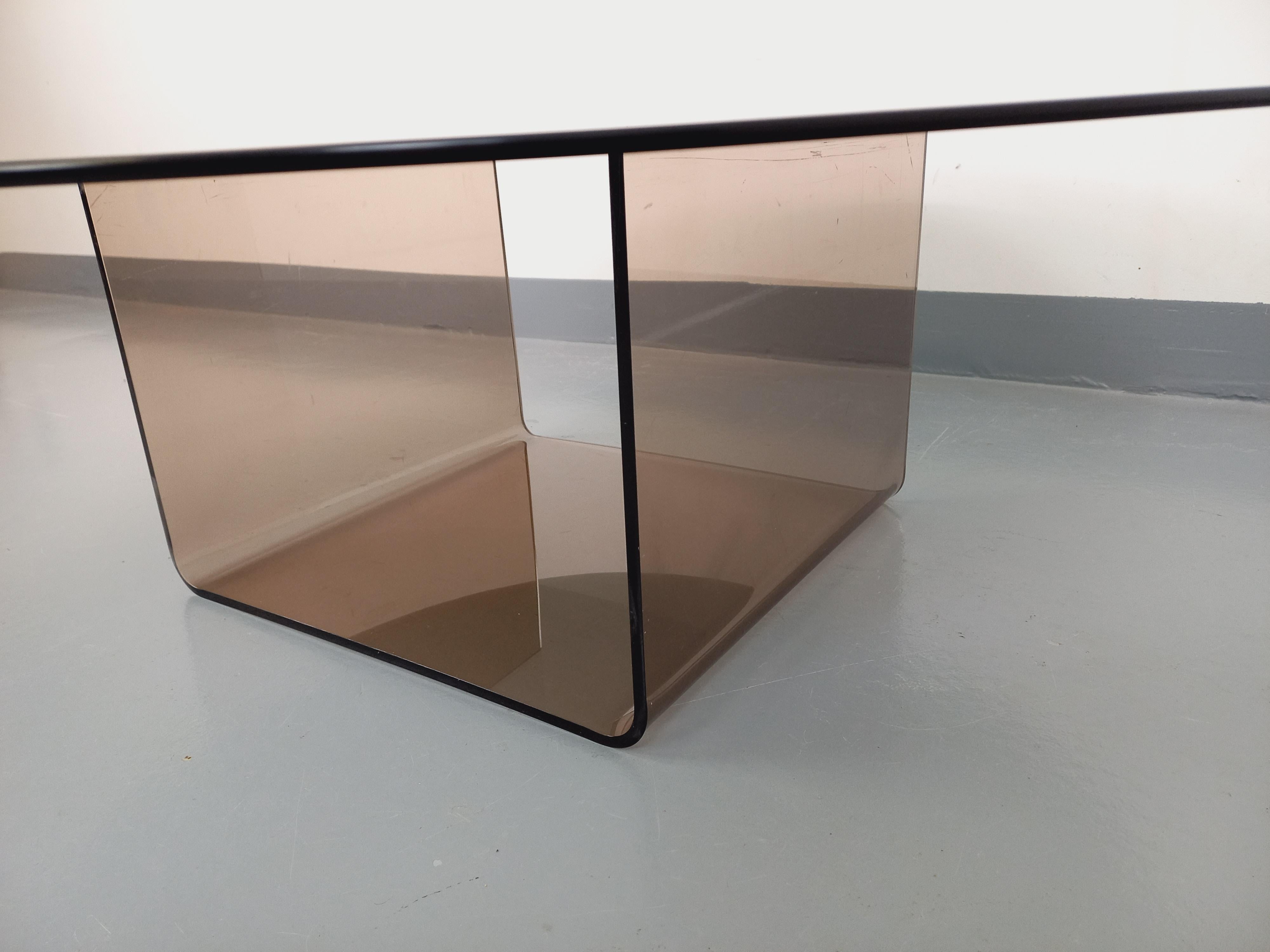 Table basse ronde vintage en verre et plexiglas style A Space Age des années 70 en vente 2
