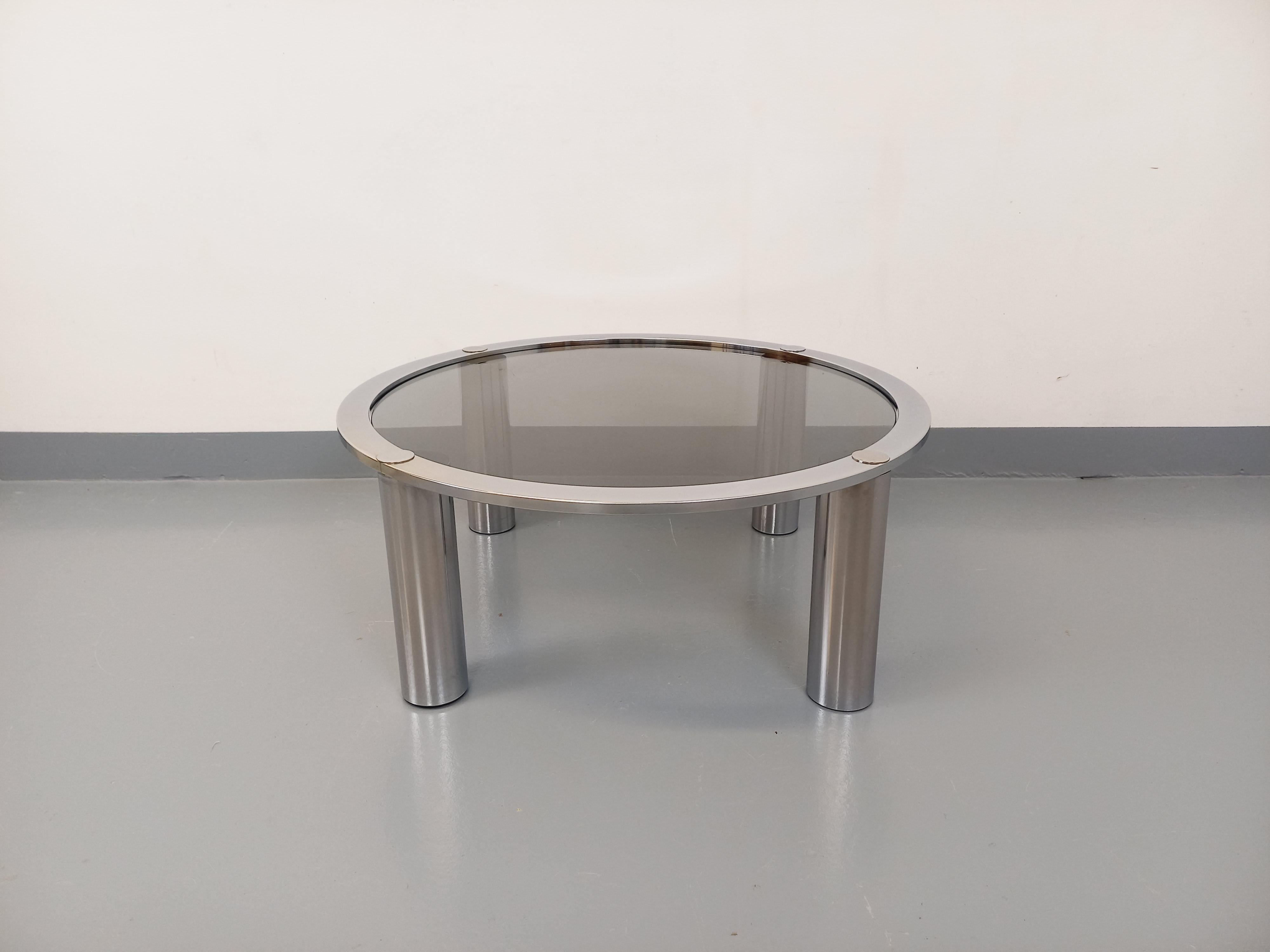 Ère spatiale Table basse ronde vintage en verre fumé et métal chromé des années 70 en vente