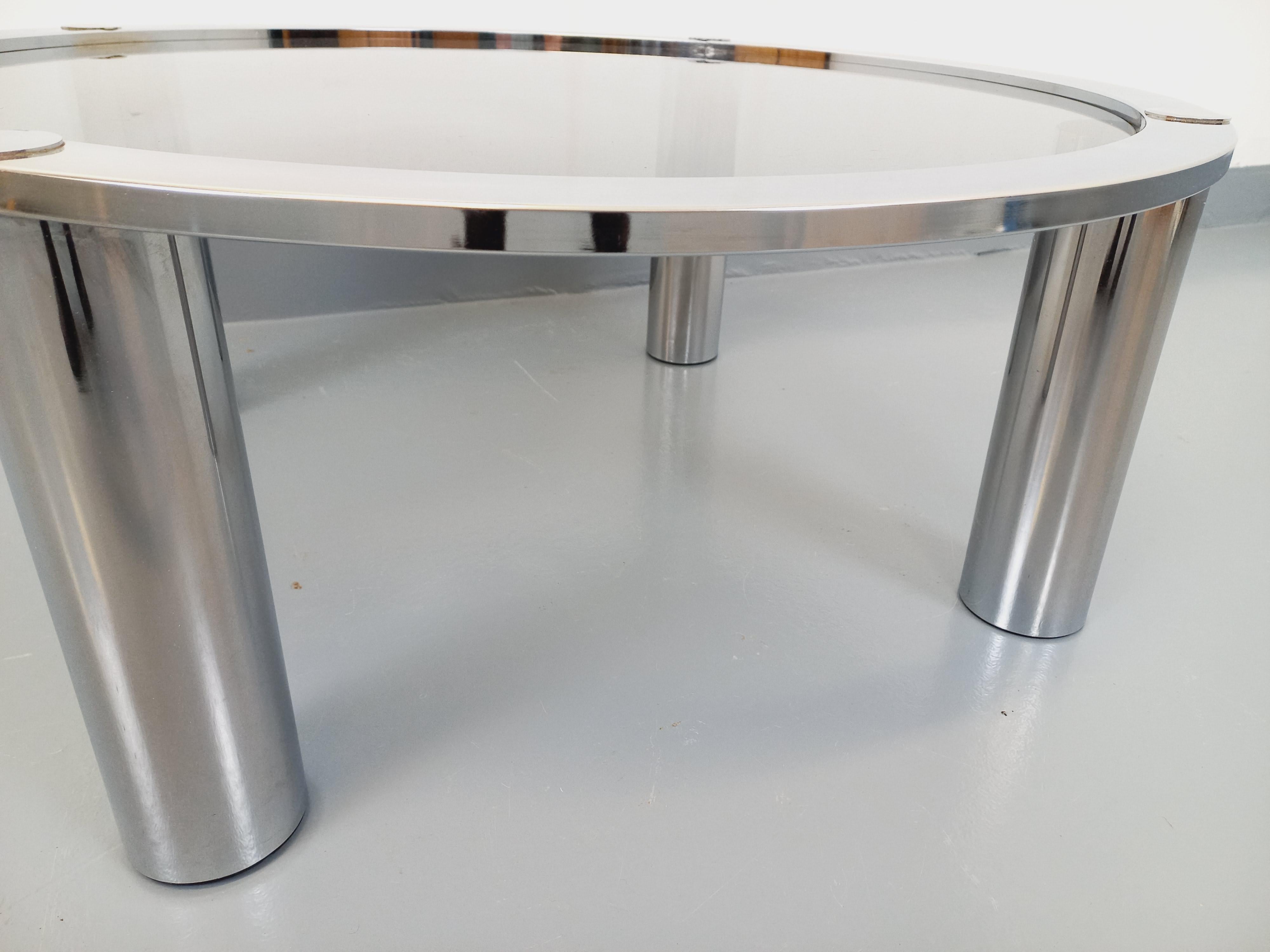 Table basse ronde vintage en verre fumé et métal chromé des années 70 en vente 1