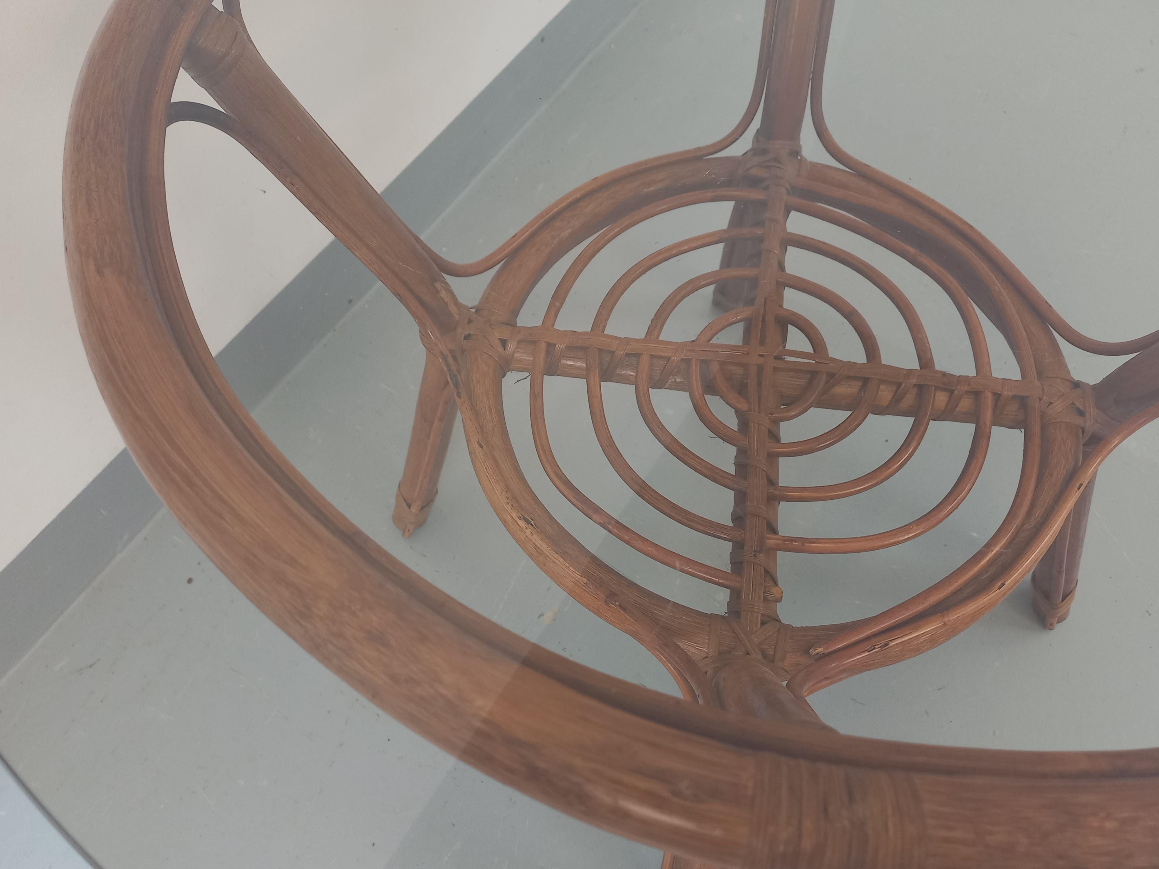 Tavolo basso ronde vintage in vetro fumé e rotin degli anni '70 in vendita 7