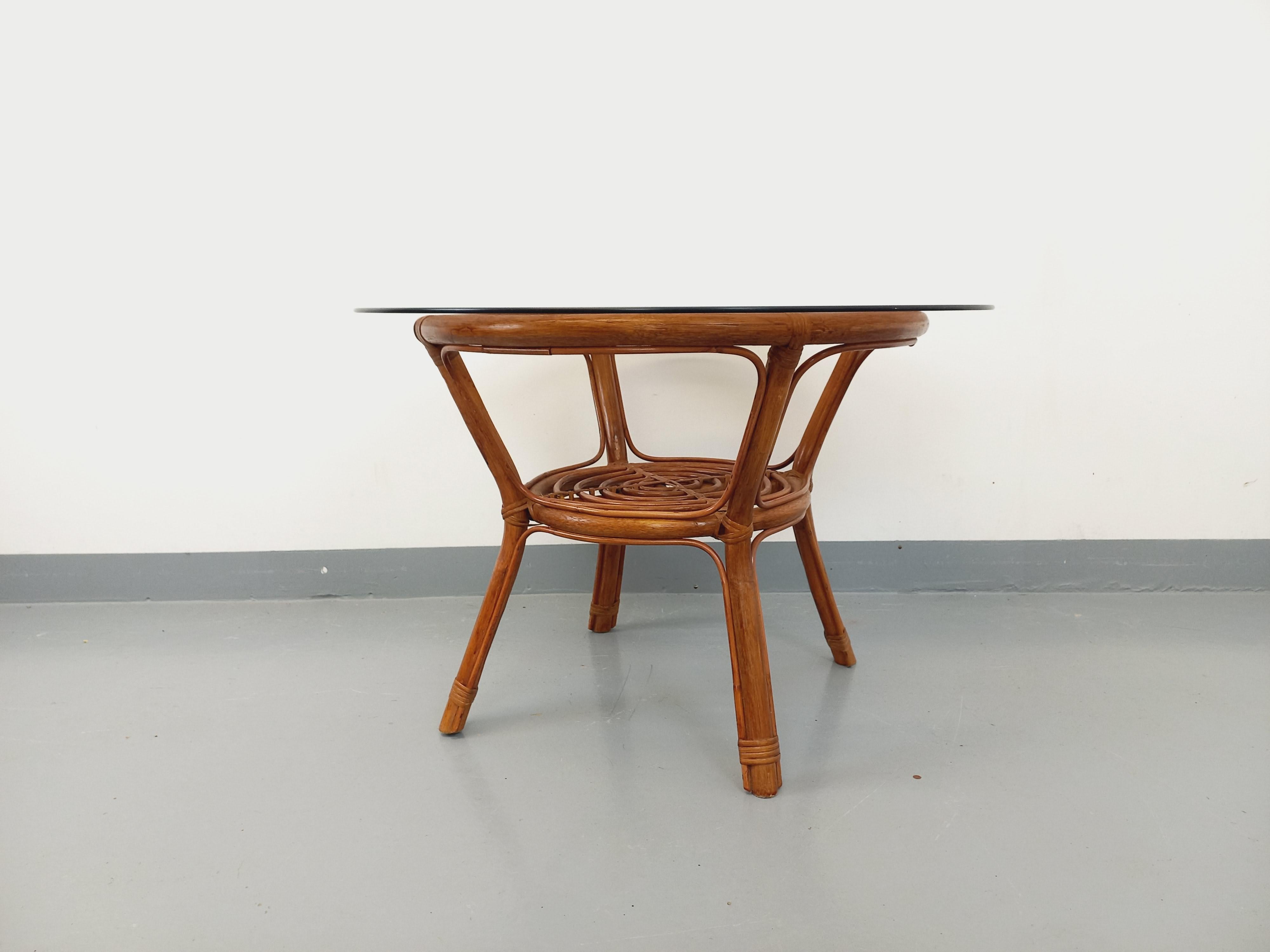 Mid-Century moderno Tavolo basso ronde vintage in vetro fumé e rotin degli anni '70 in vendita