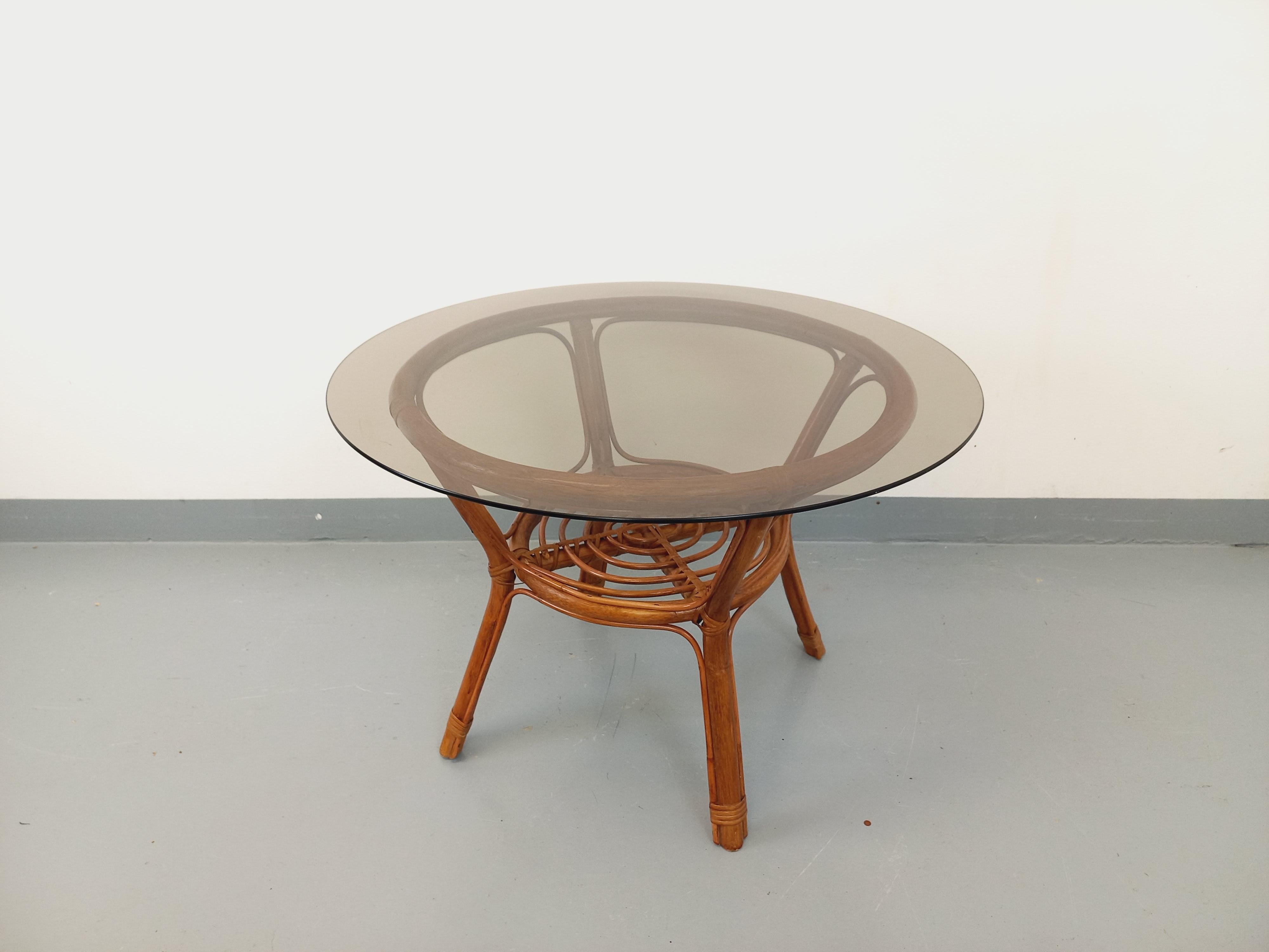 Francese Tavolo basso ronde vintage in vetro fumé e rotin degli anni '70 in vendita