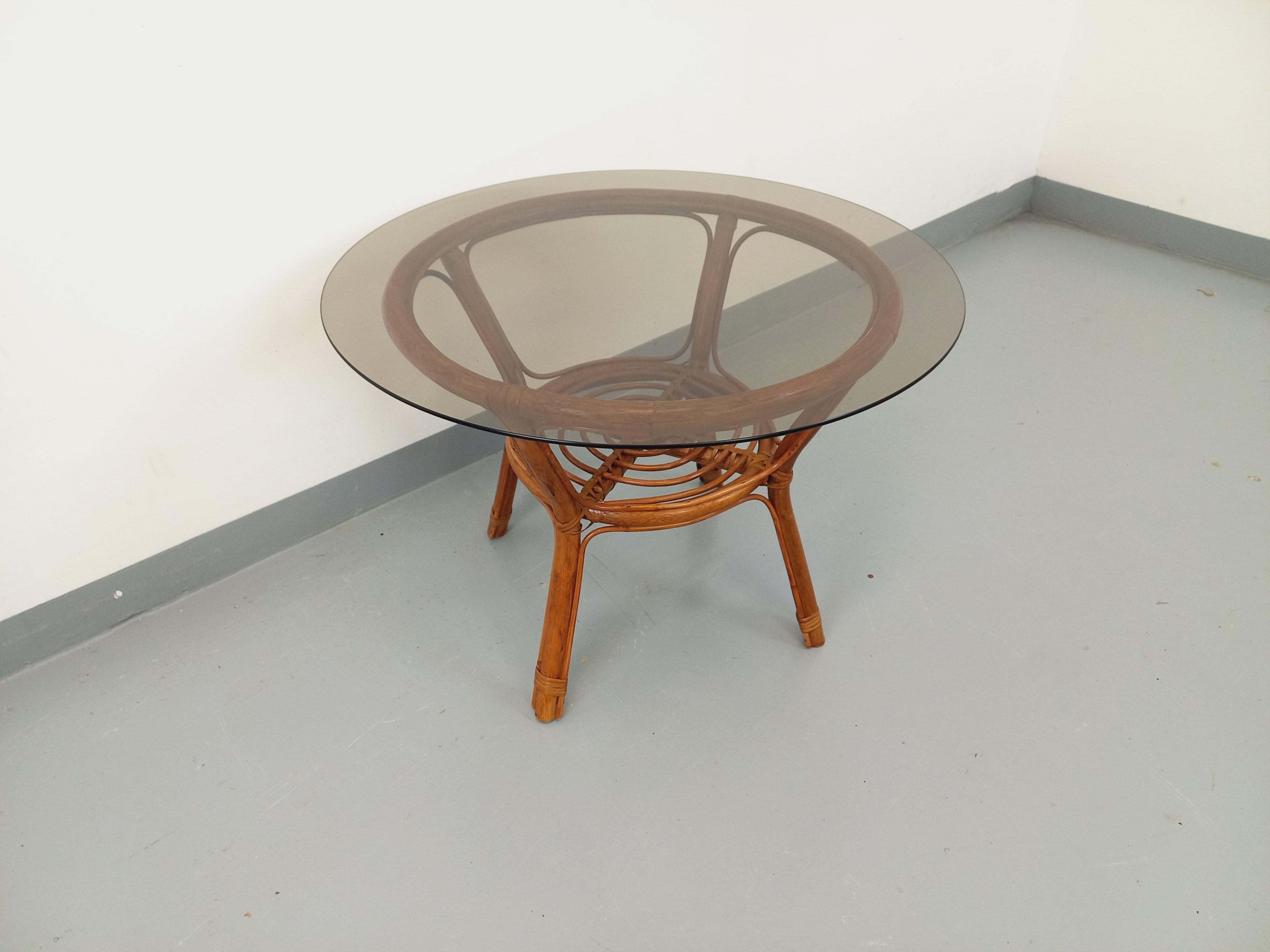Rattan Tavolo basso ronde vintage in vetro fumé e rotin degli anni '70 in vendita