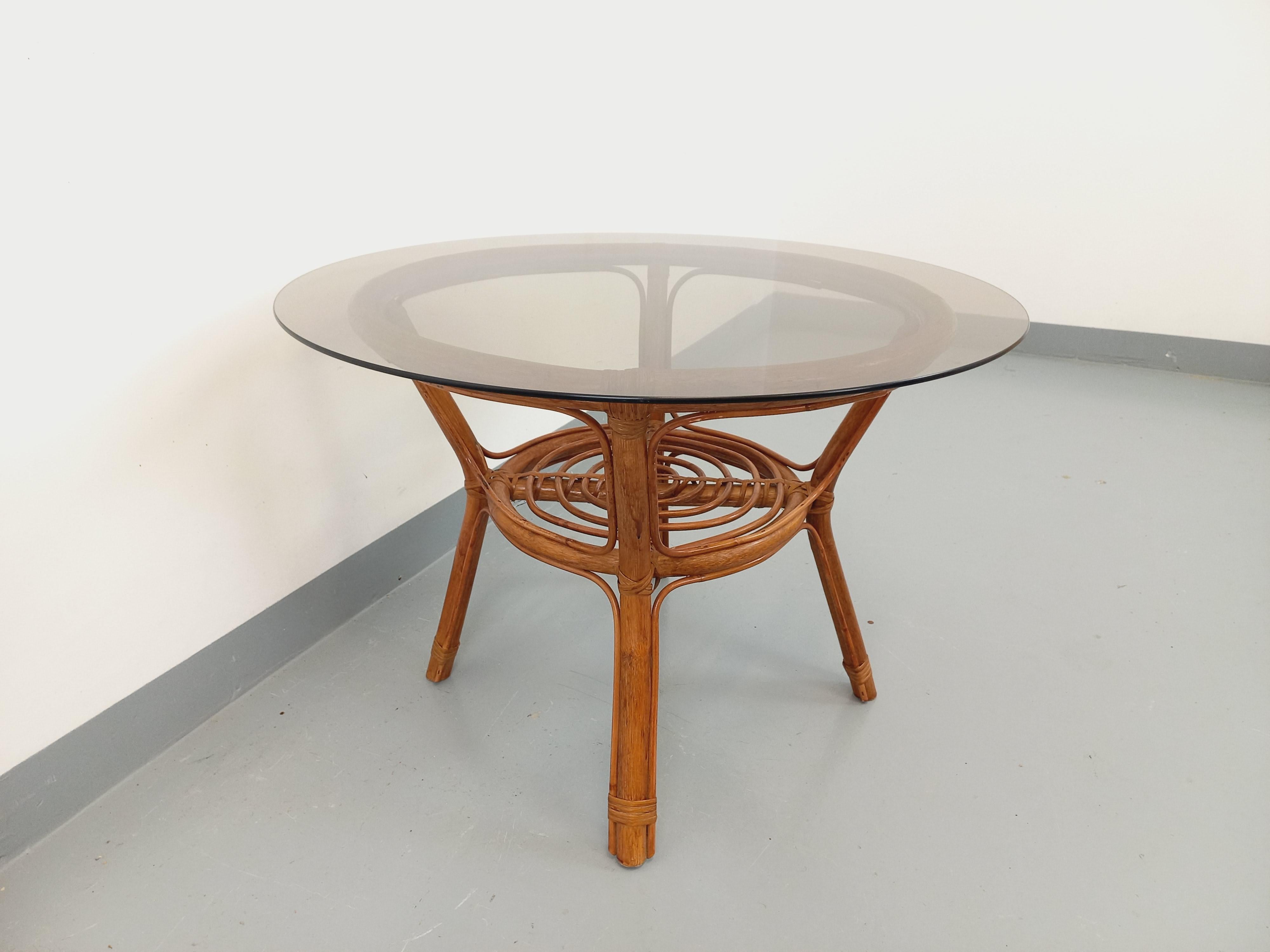 Tavolo basso ronde vintage in vetro fumé e rotin degli anni '70 in vendita 1
