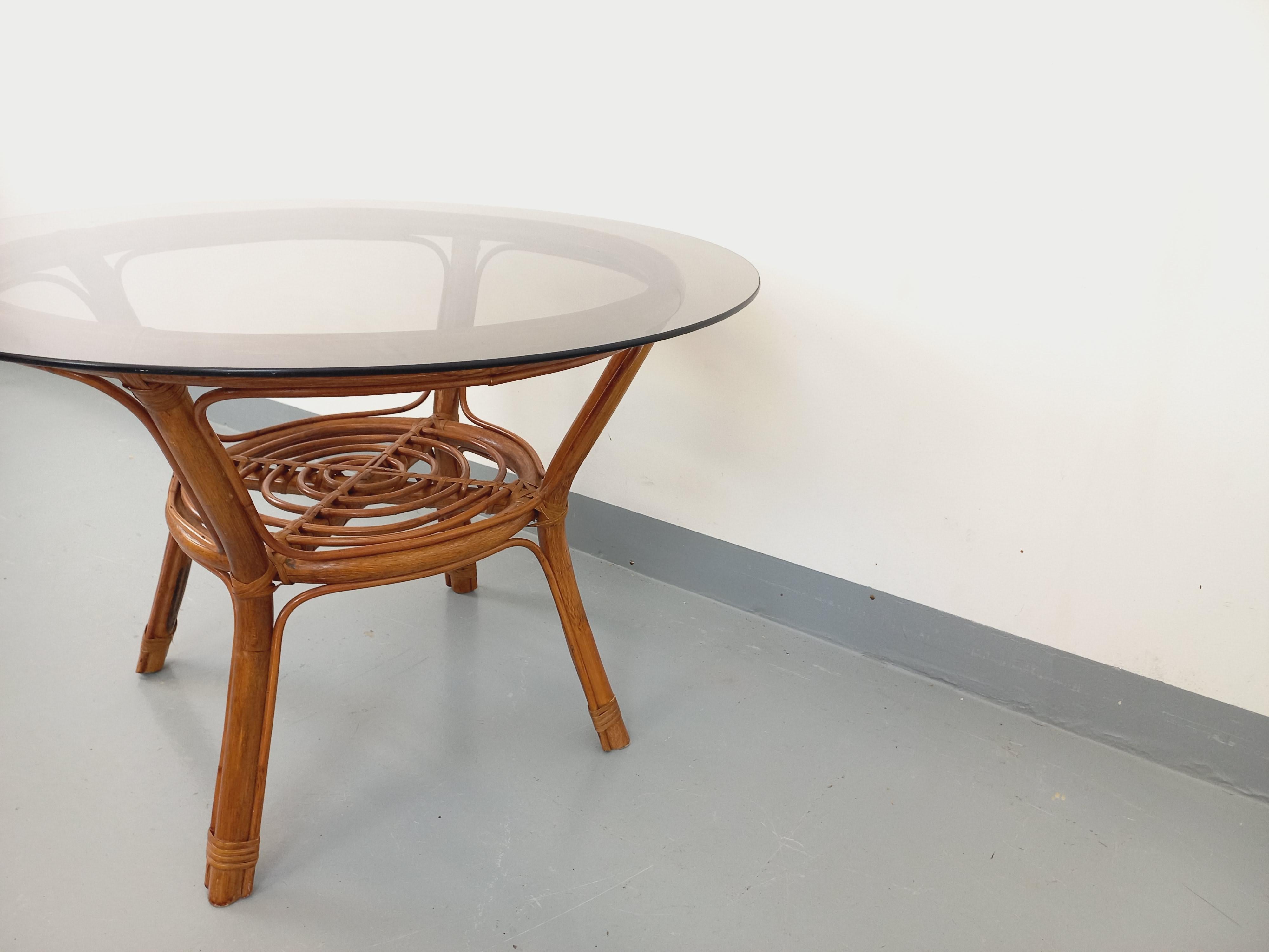 Tavolo basso ronde vintage in vetro fumé e rotin degli anni '70 in vendita 2