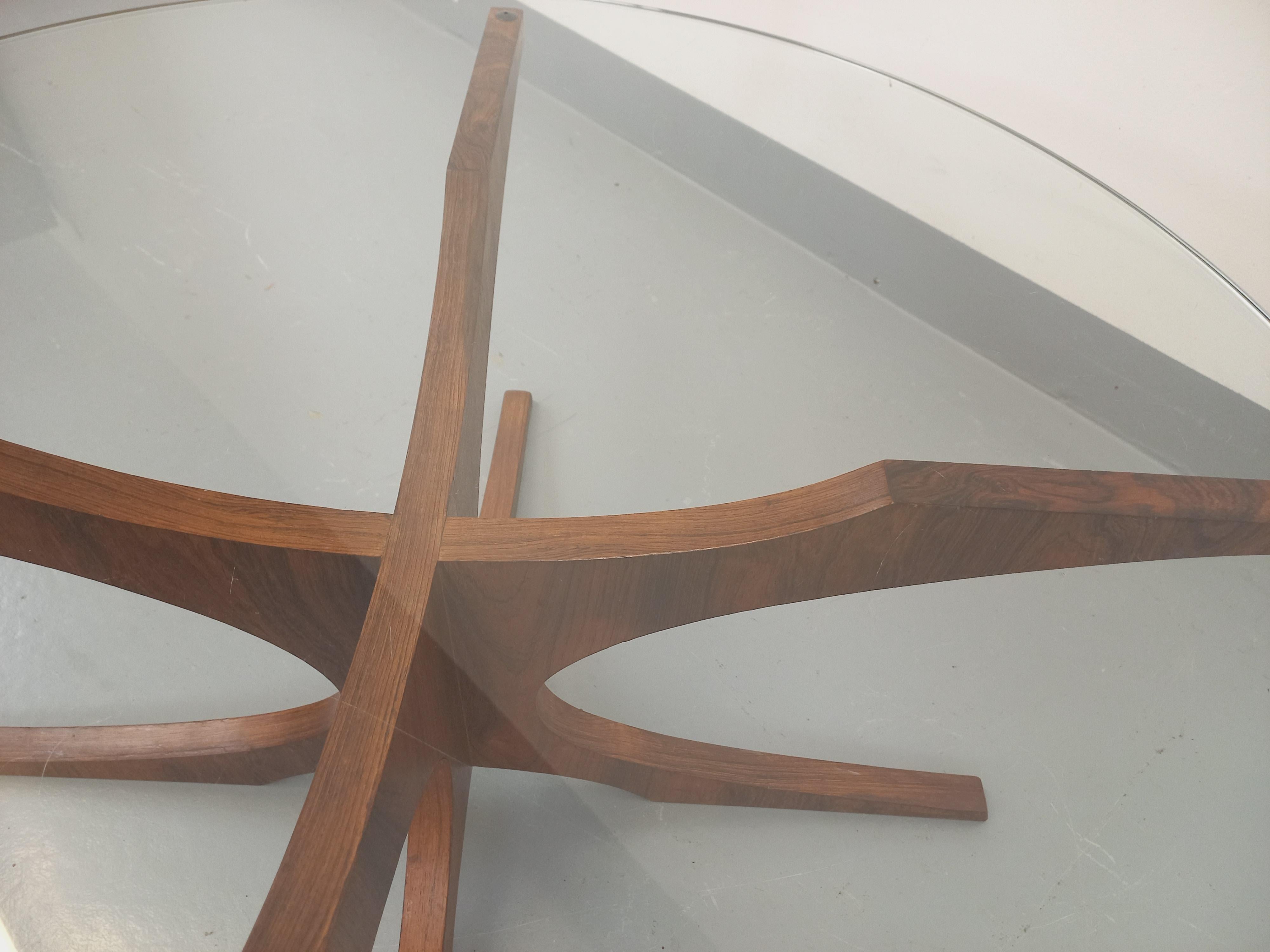 Table basse ronde vintage Hugues Poignant, en palissandre et verre des années 60 4
