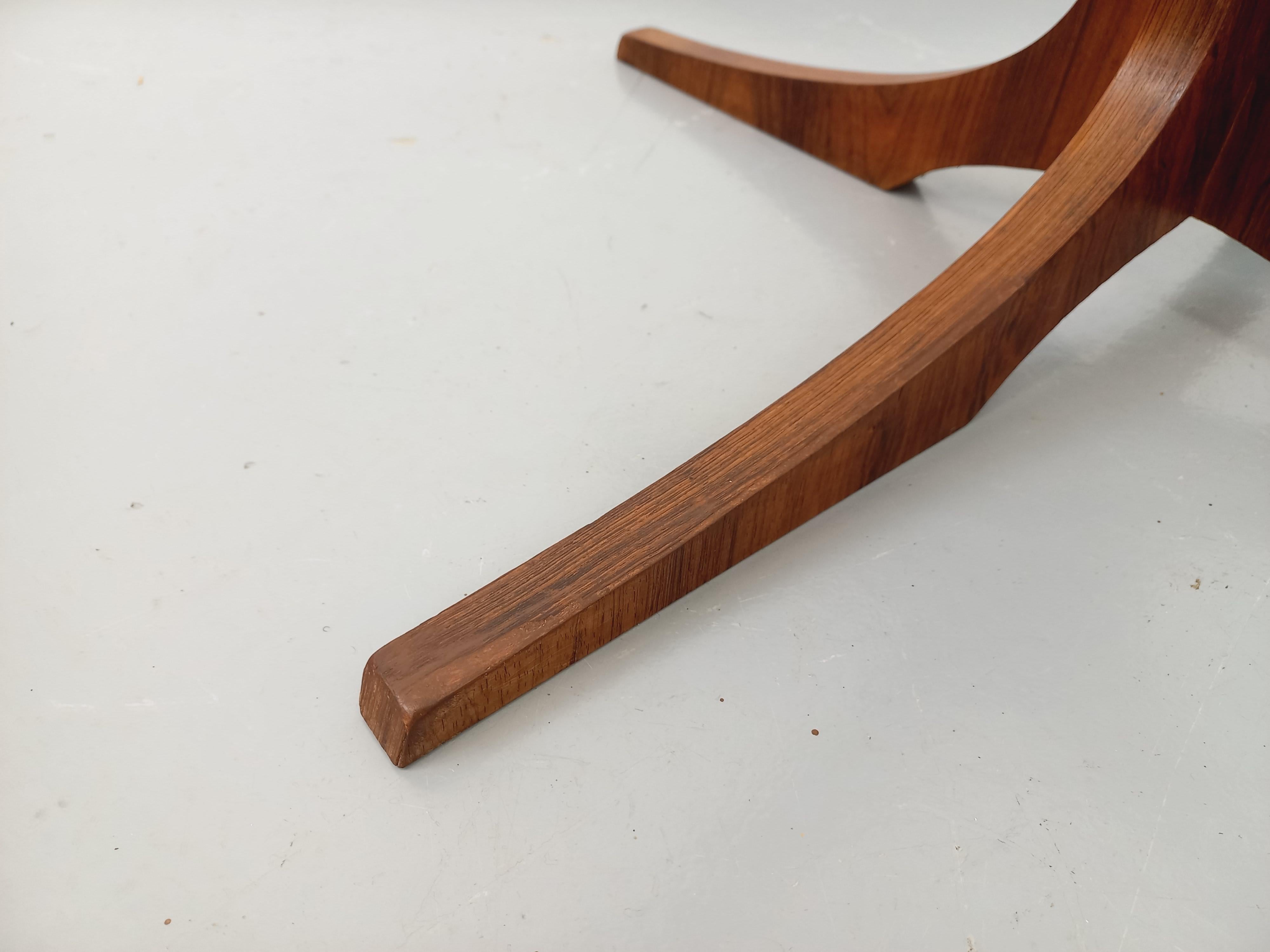 Table basse ronde vintage Hugues Poignant, en palissandre et verre des années 60 7