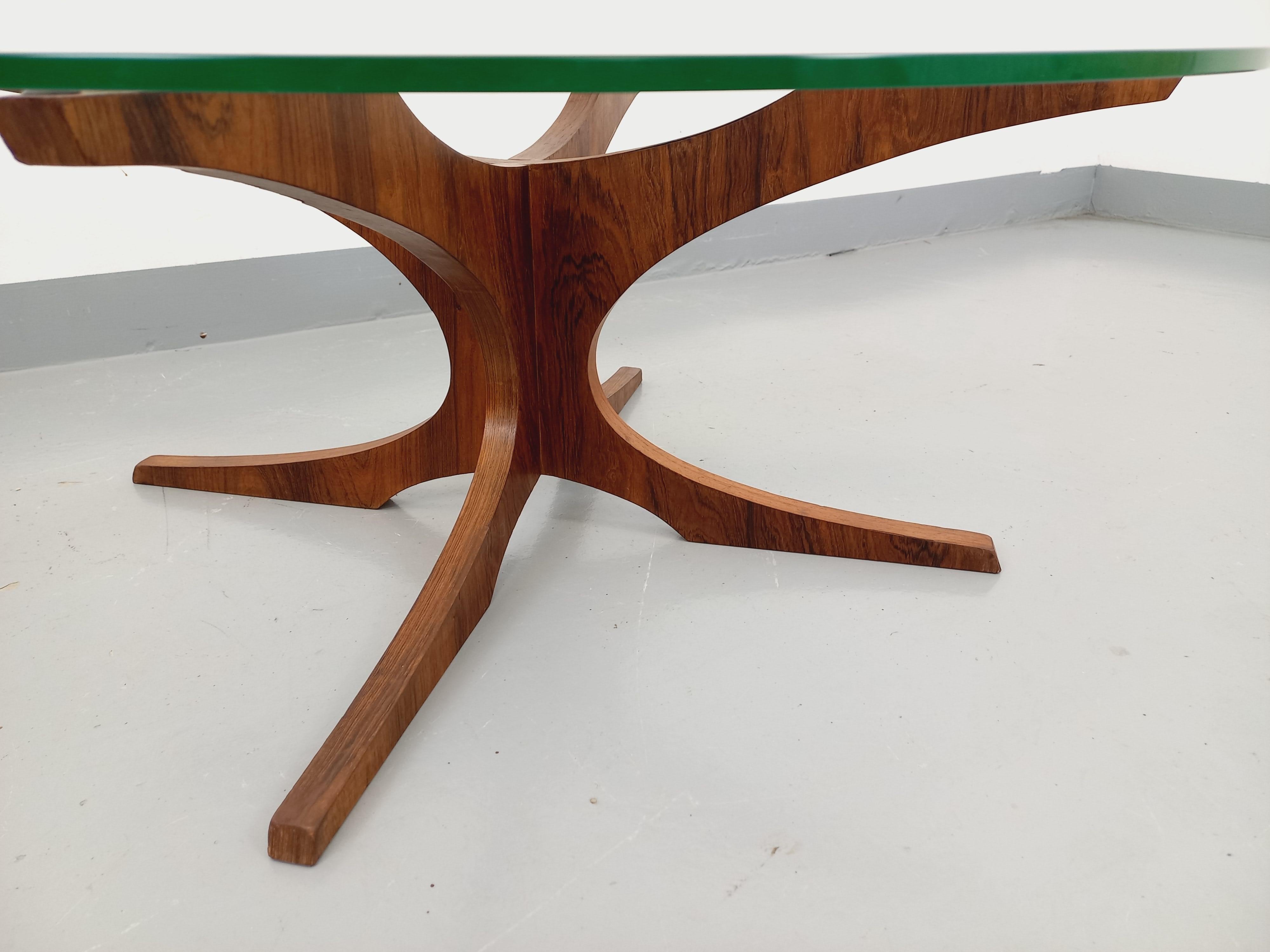 Table basse ronde vintage Hugues Poignant, en palissandre et verre des années 60 8