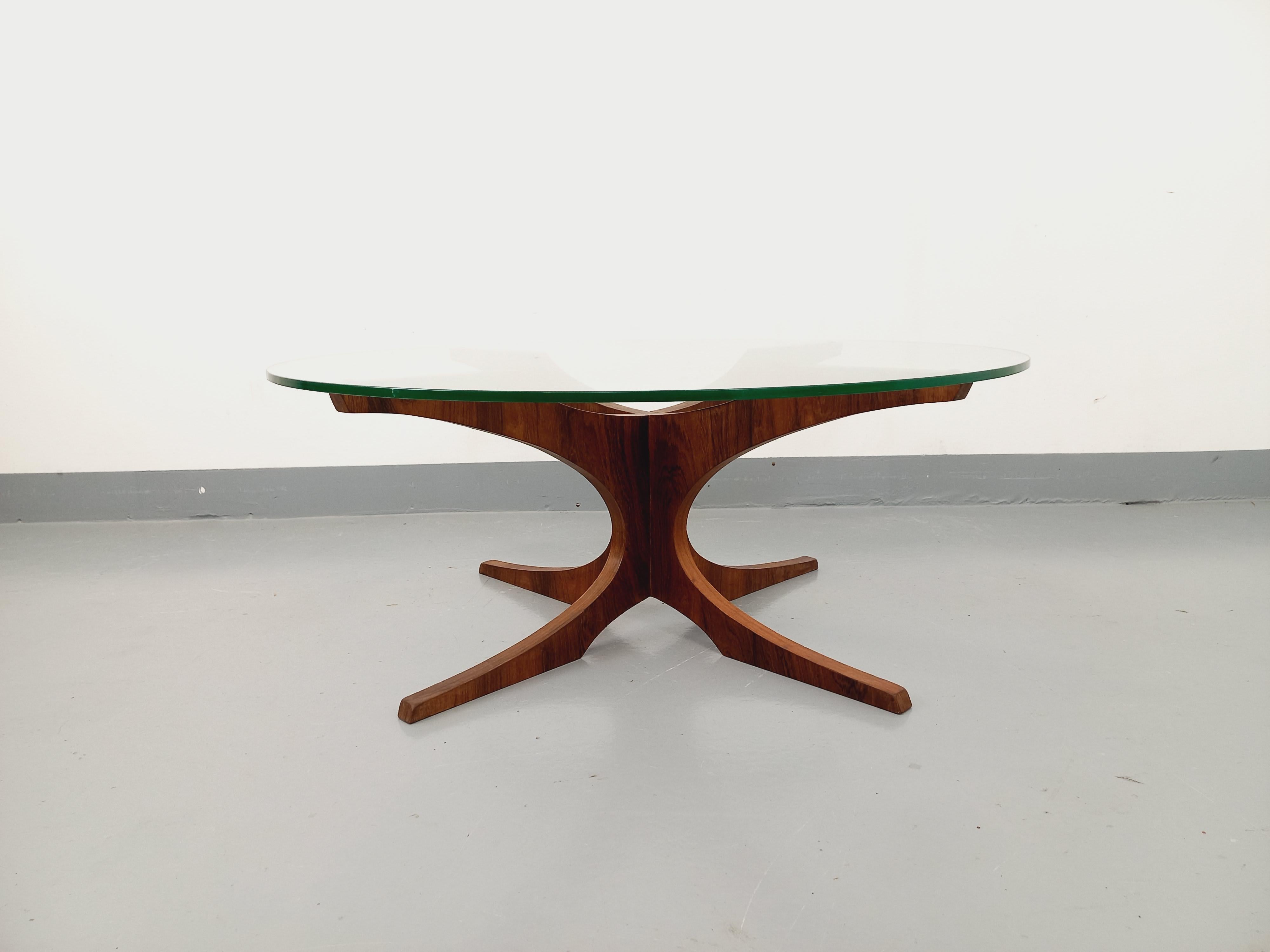 Scandinavian Modern Table basse ronde vintage Hugues Poignant, en palissandre et verre des années 60