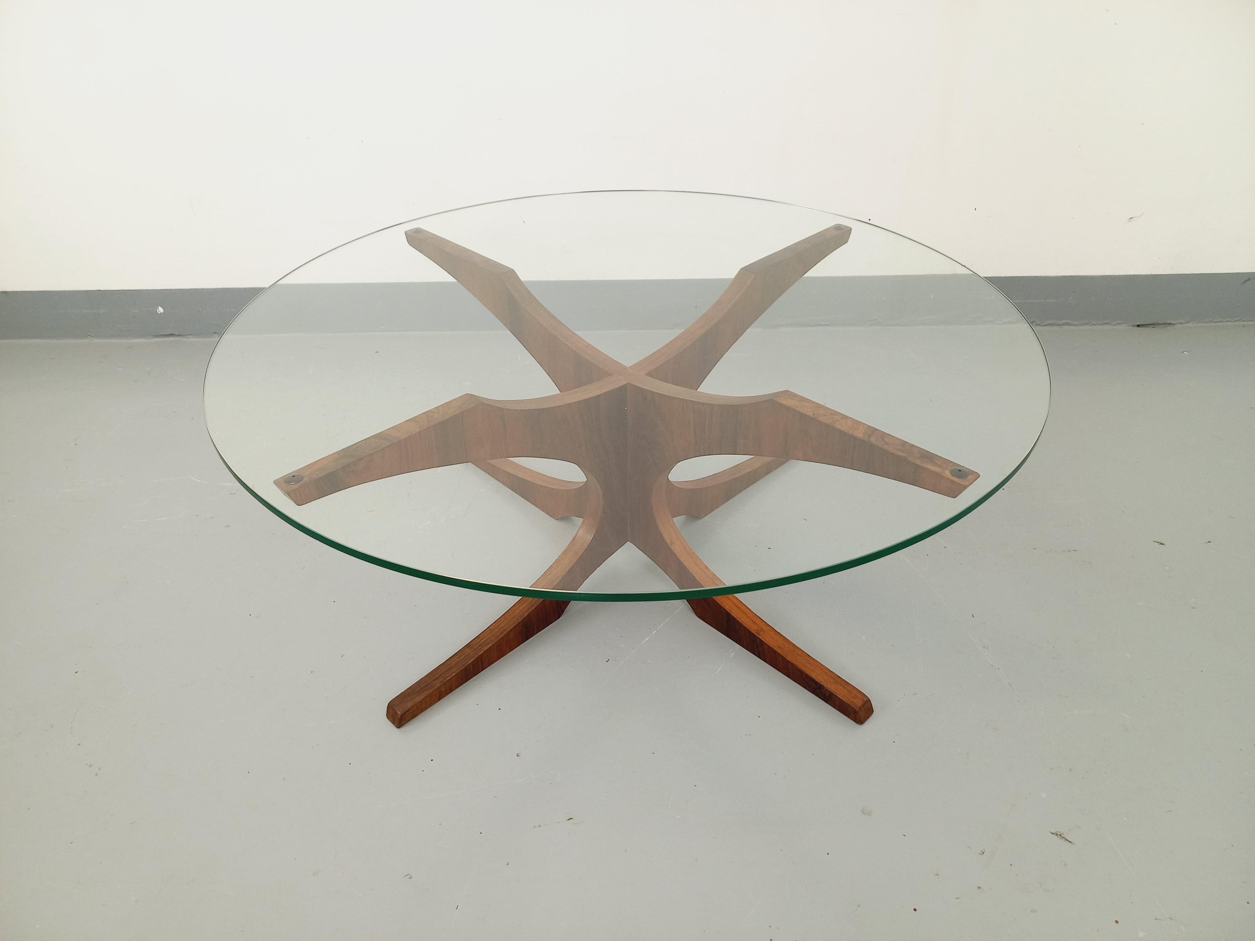 Scandinavian Table basse ronde vintage Hugues Poignant, en palissandre et verre des années 60