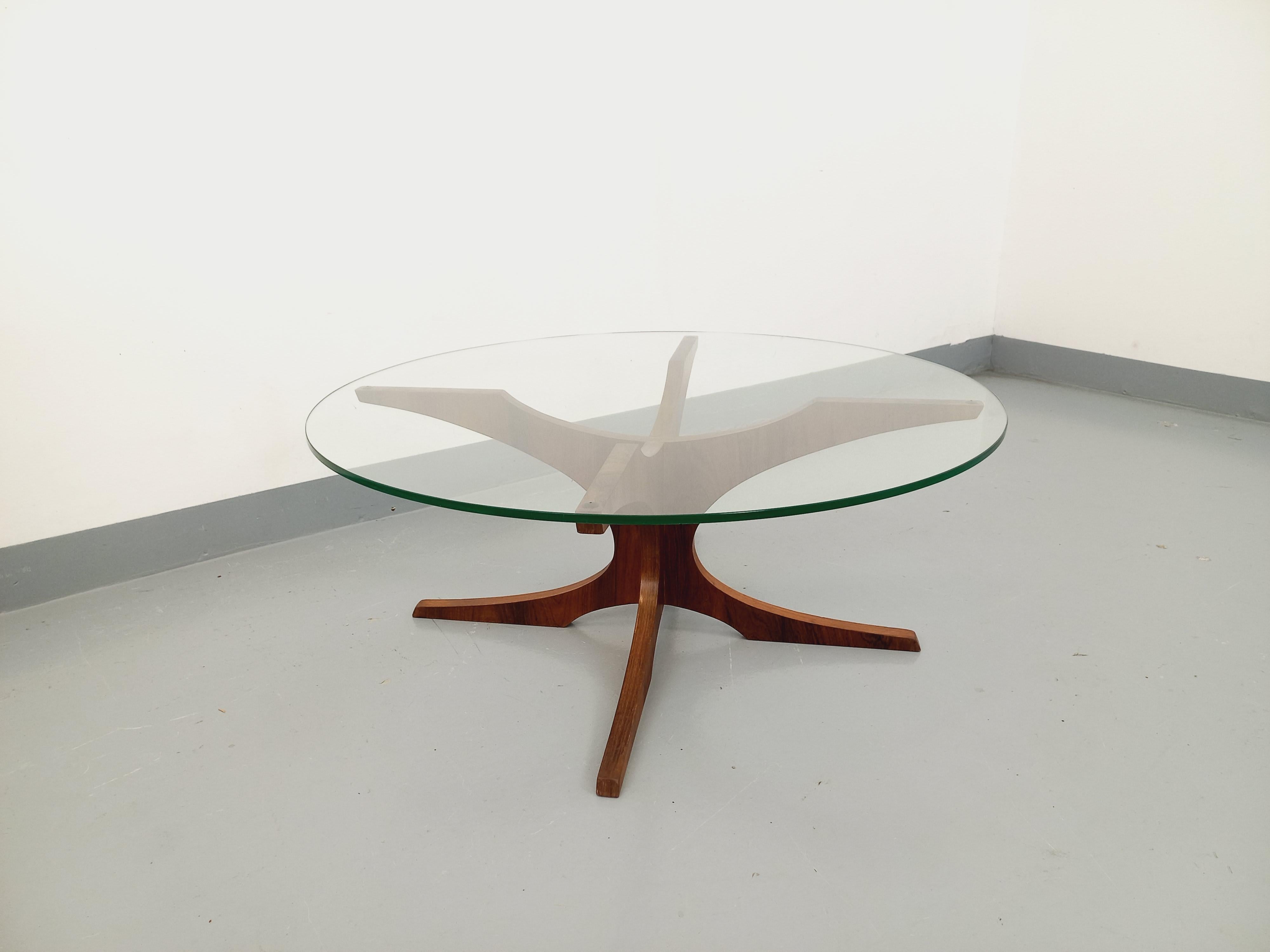 Table basse ronde vintage Hugues Poignant, en palissandre et verre des années 60 In Good Condition In BESANÇON, FR