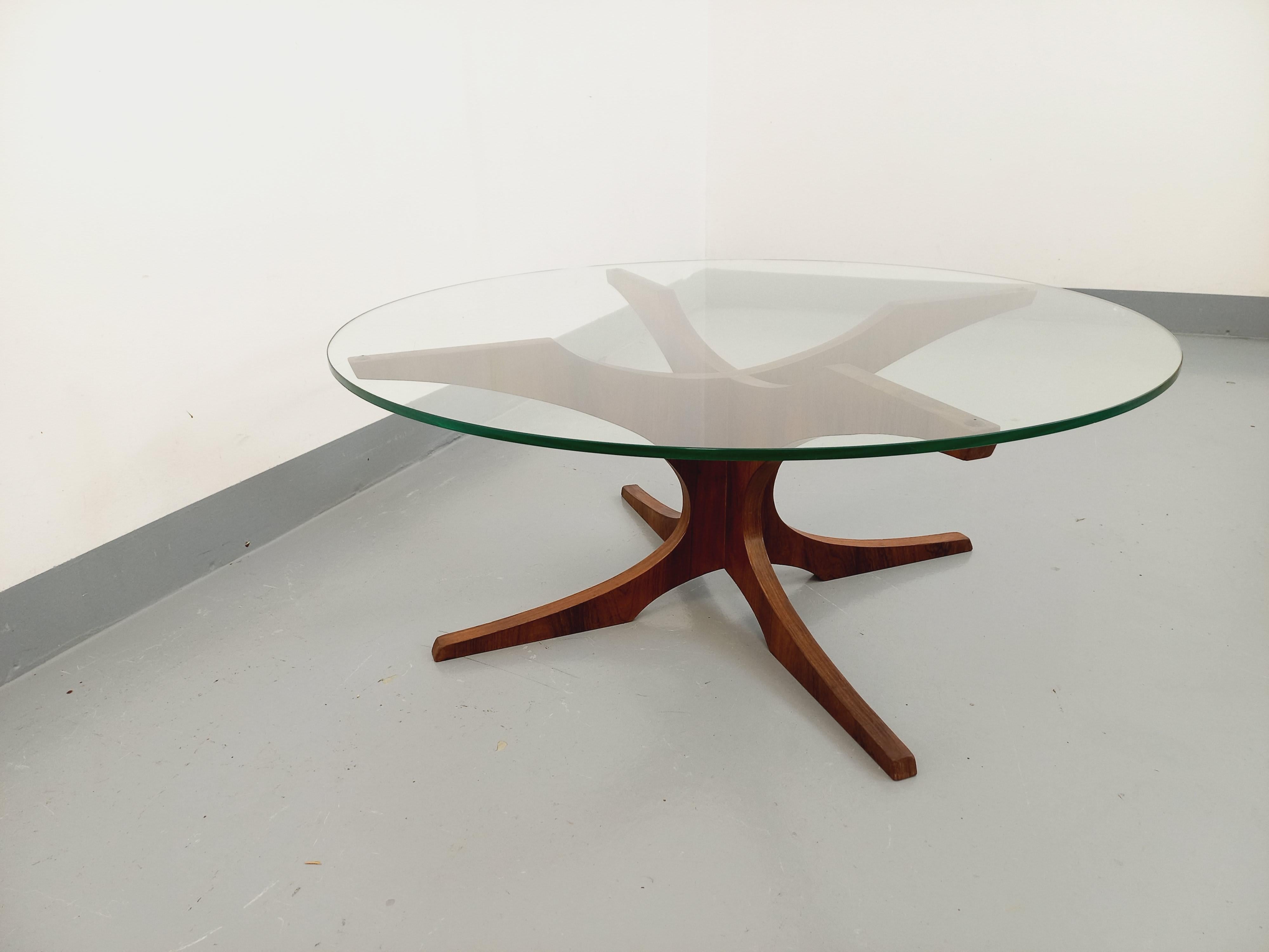 Mid-20th Century Table basse ronde vintage Hugues Poignant, en palissandre et verre des années 60