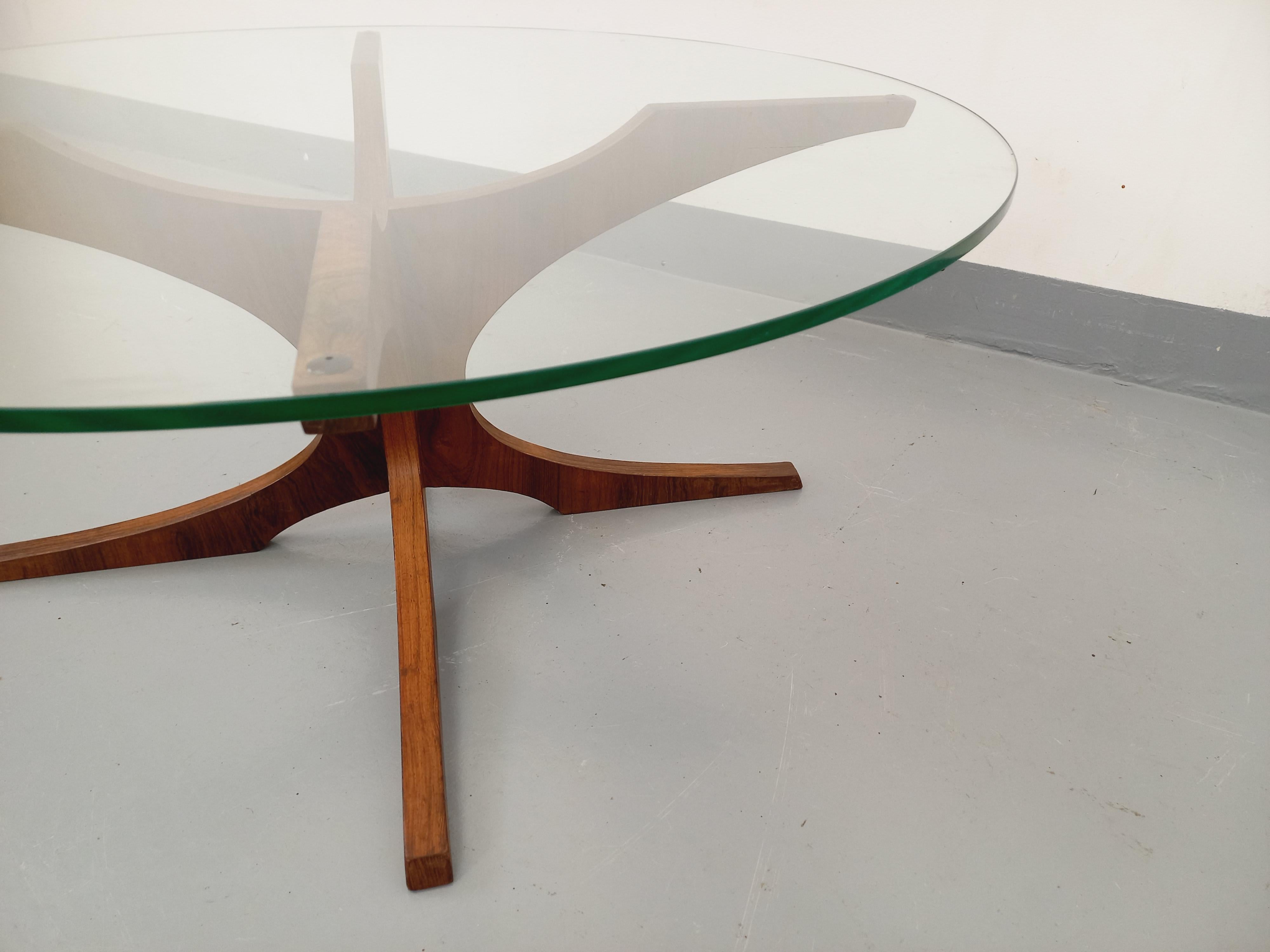 Palisander Table basse ronde vintage Hugues Poignant, en palissandre et verre des années 60