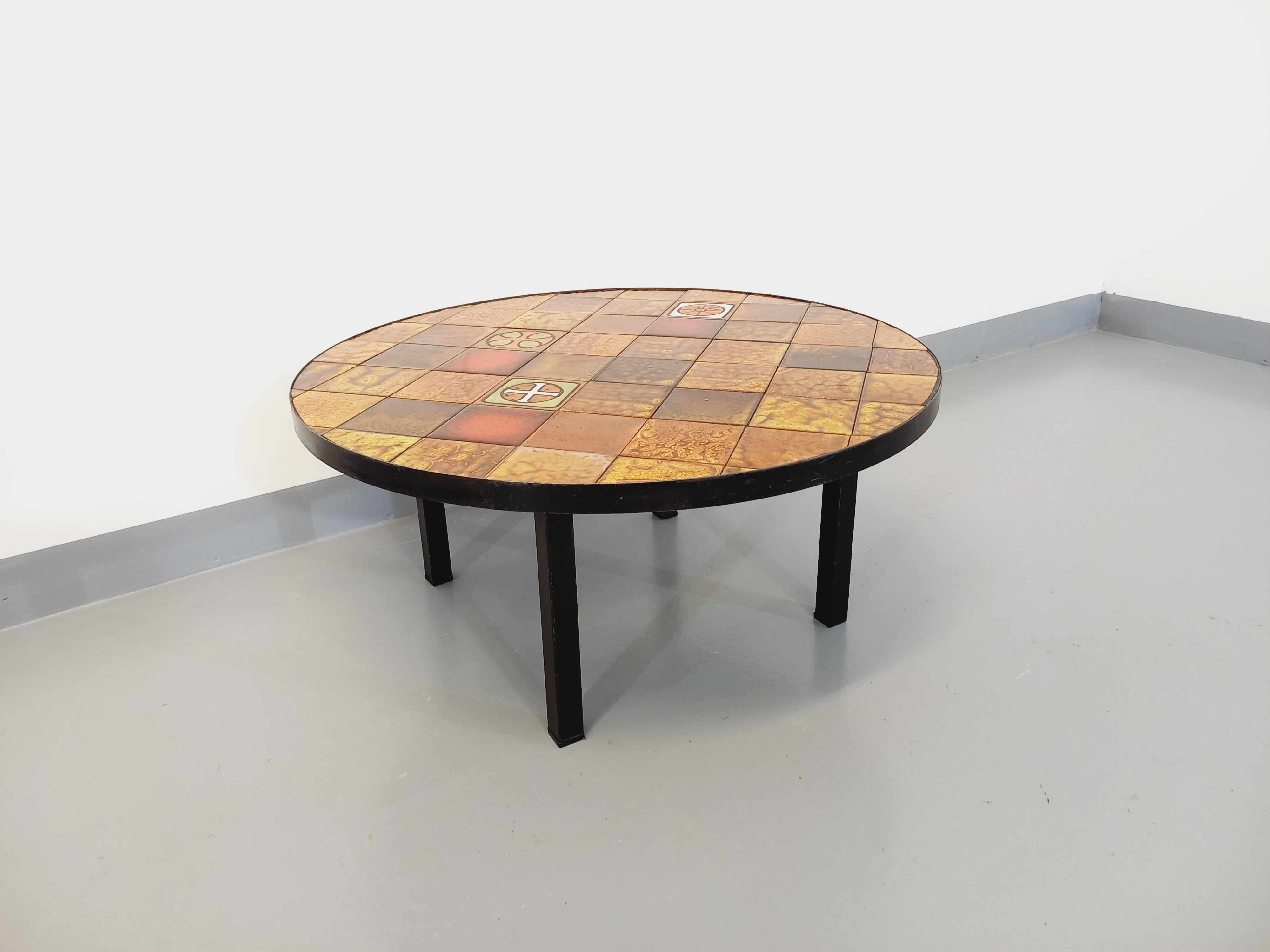 Table basse ronde vintage Roche Bobois en métal noir et céramique des années 70 3
