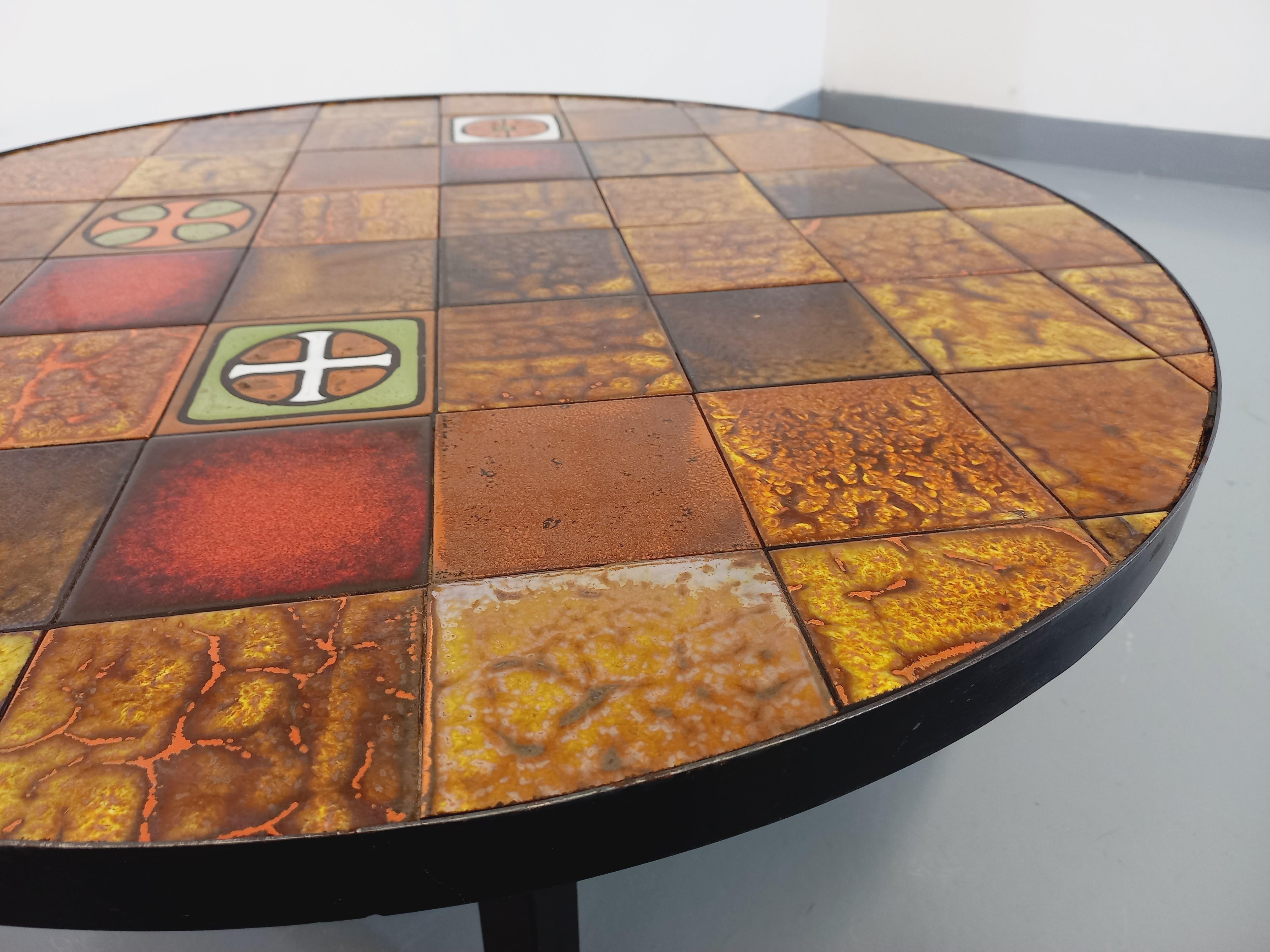 Mid-Century Modern Table basse ronde vintage Roche Bobois en métal noir et céramique des années 70