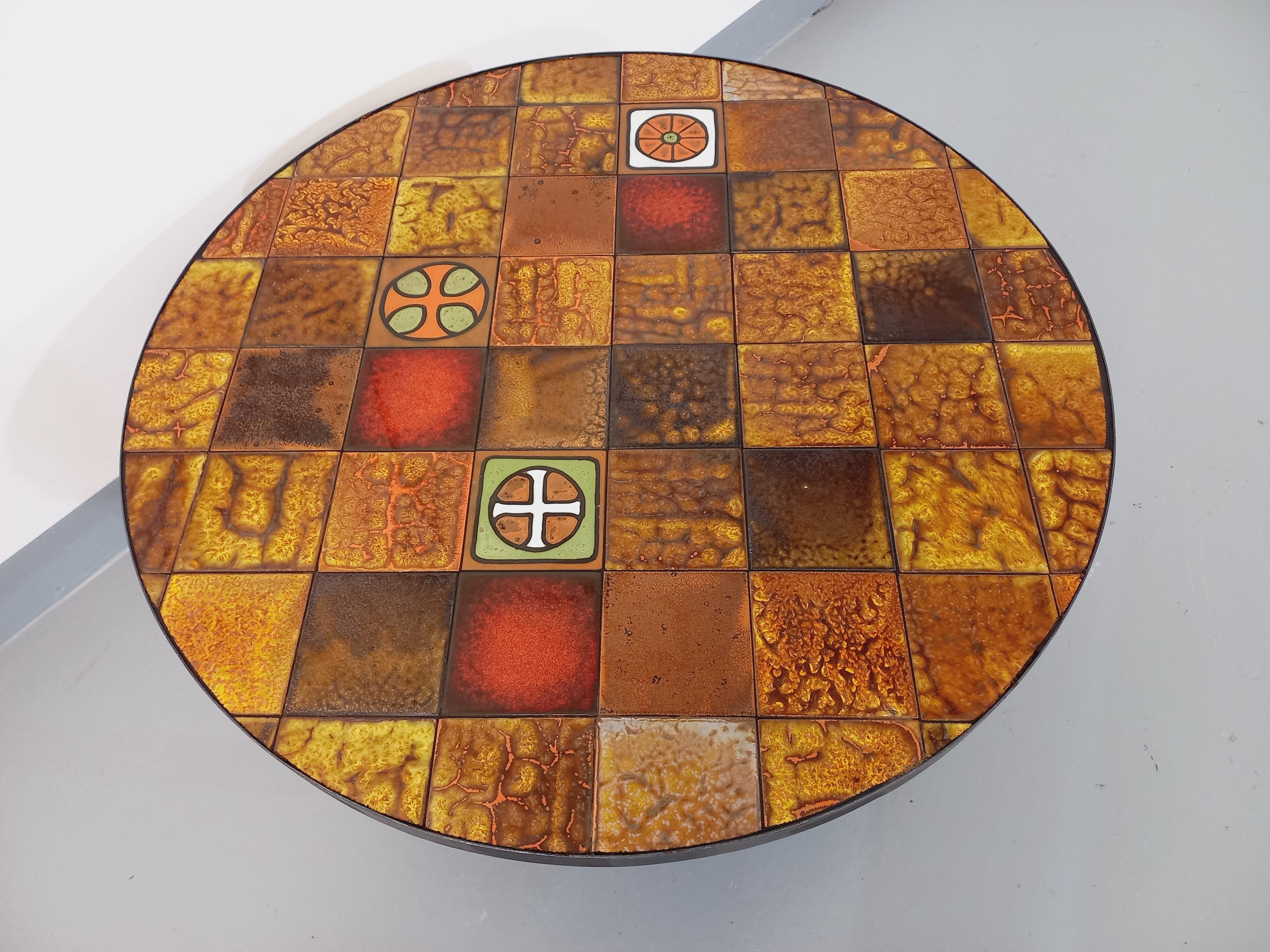 Français Table basse ronde vintage Roche Bobois en métal noir et céramique des années 70