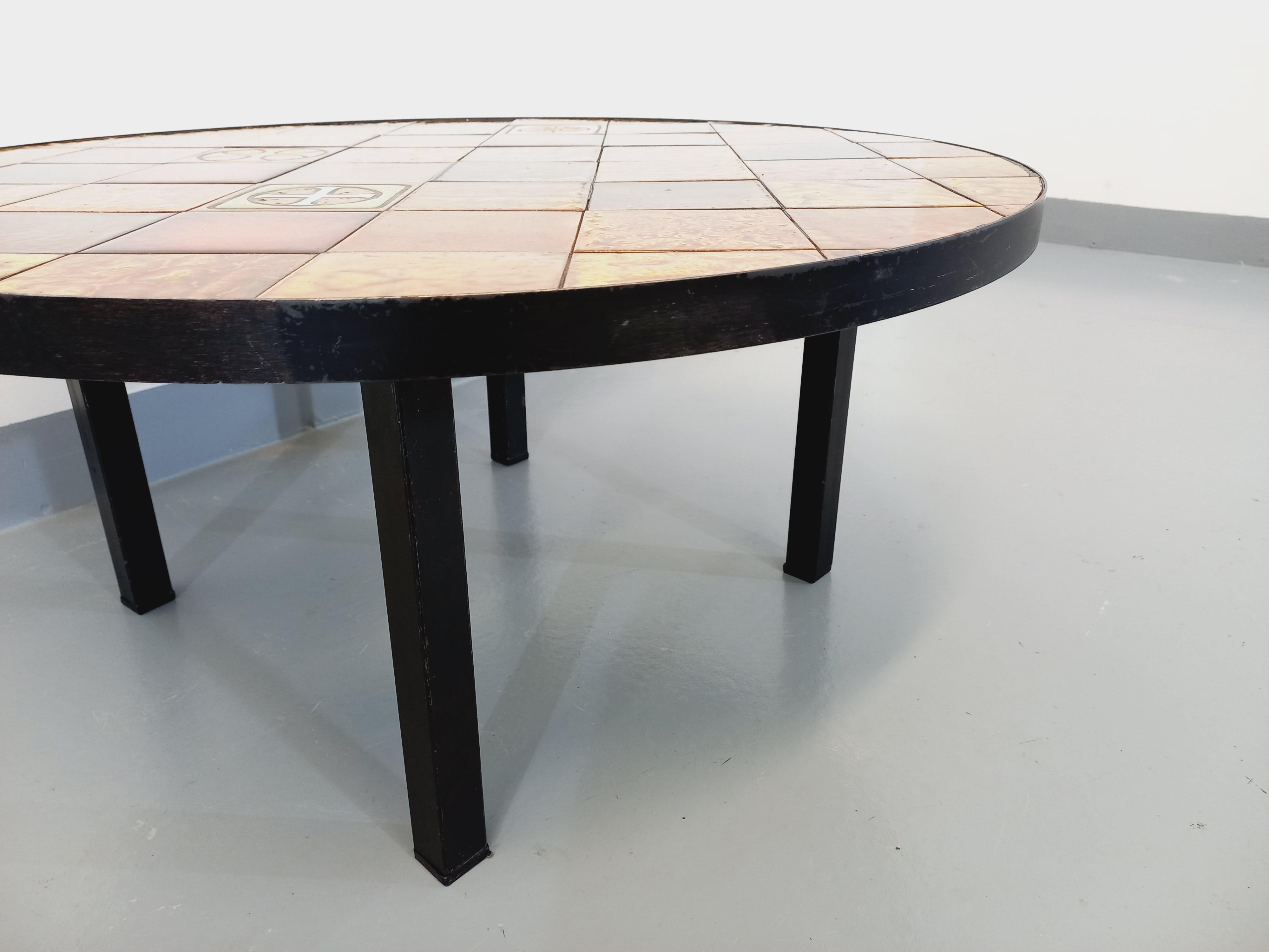 Table basse ronde vintage Roche Bobois en métal noir et céramique des années 70 Bon état à BESANÇON, FR