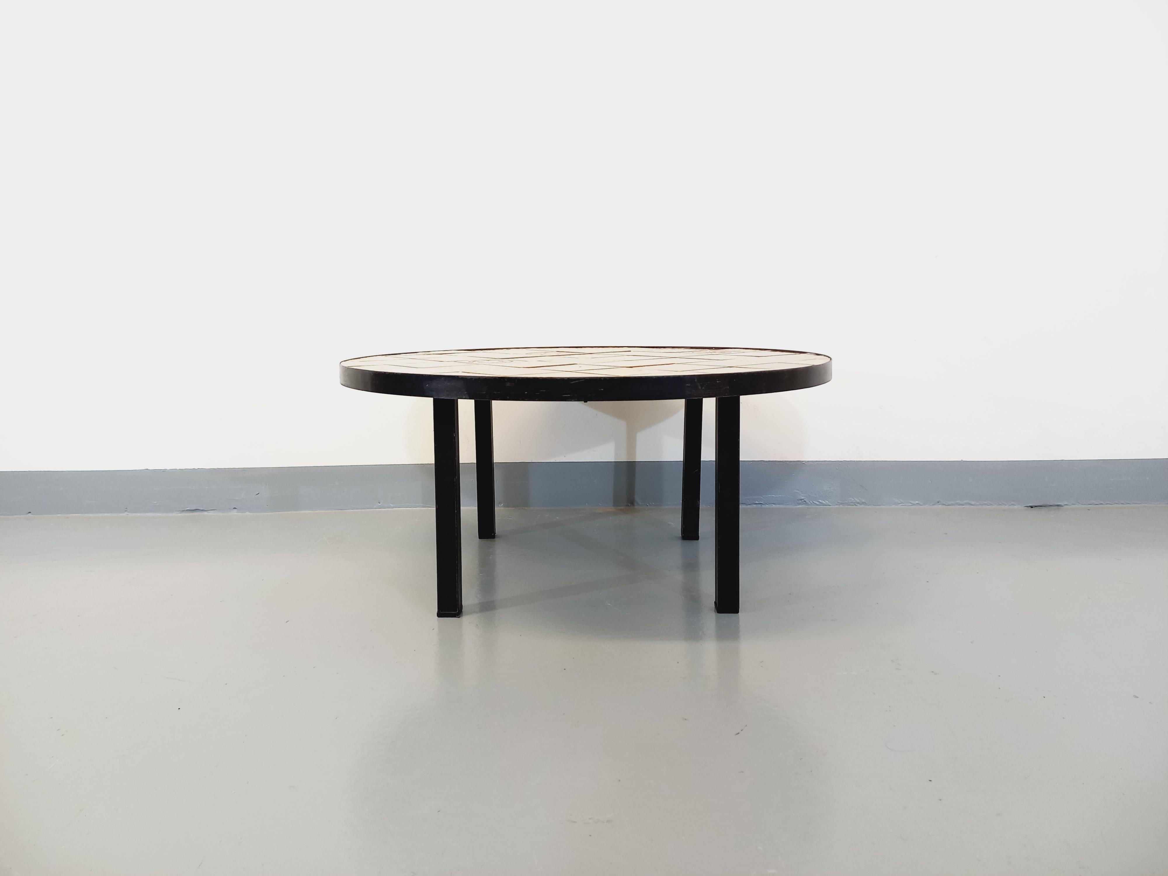 Fin du 20e siècle Table basse ronde vintage Roche Bobois en métal noir et céramique des années 70