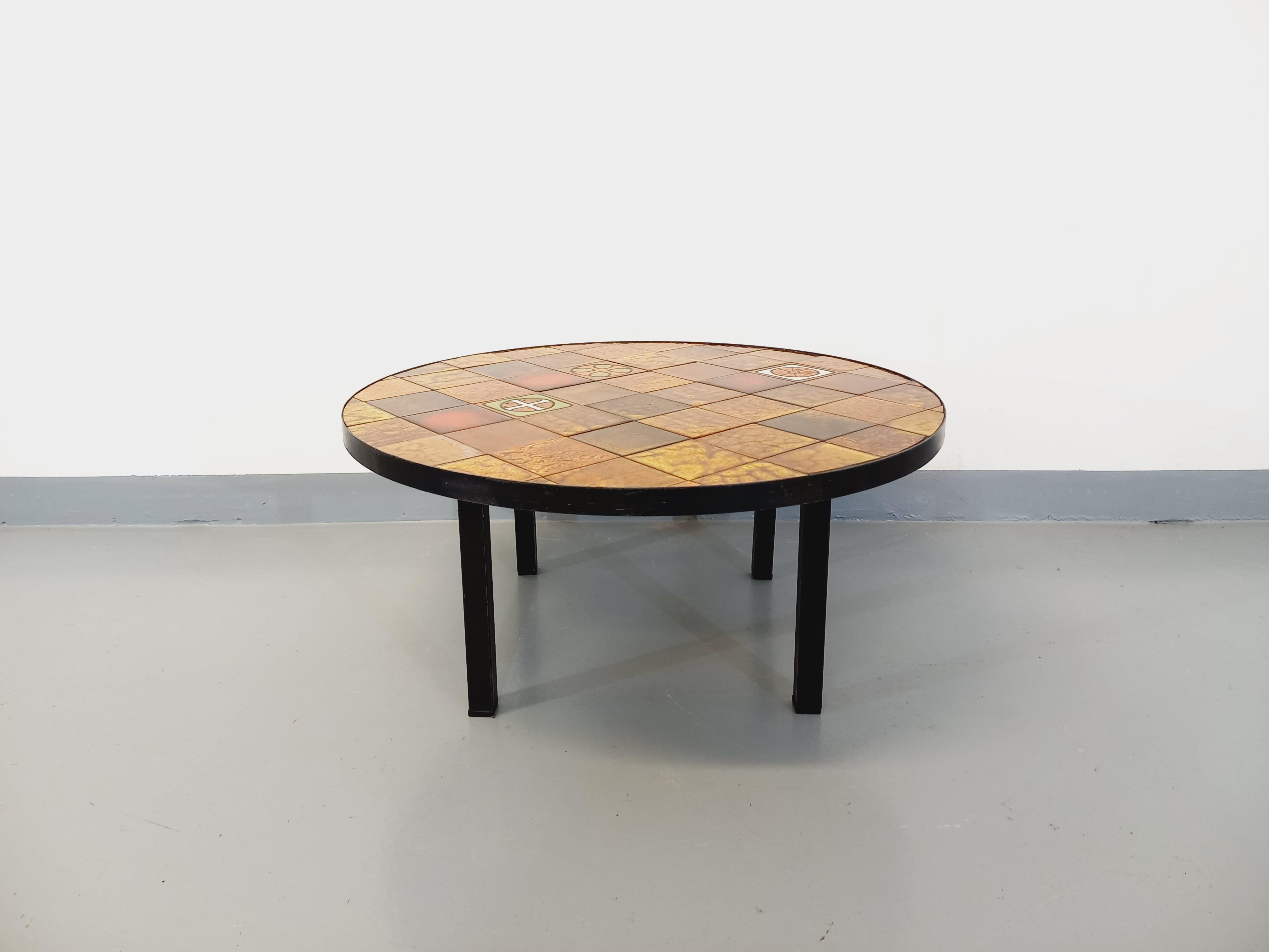 Métal Table basse ronde vintage Roche Bobois en métal noir et céramique des années 70