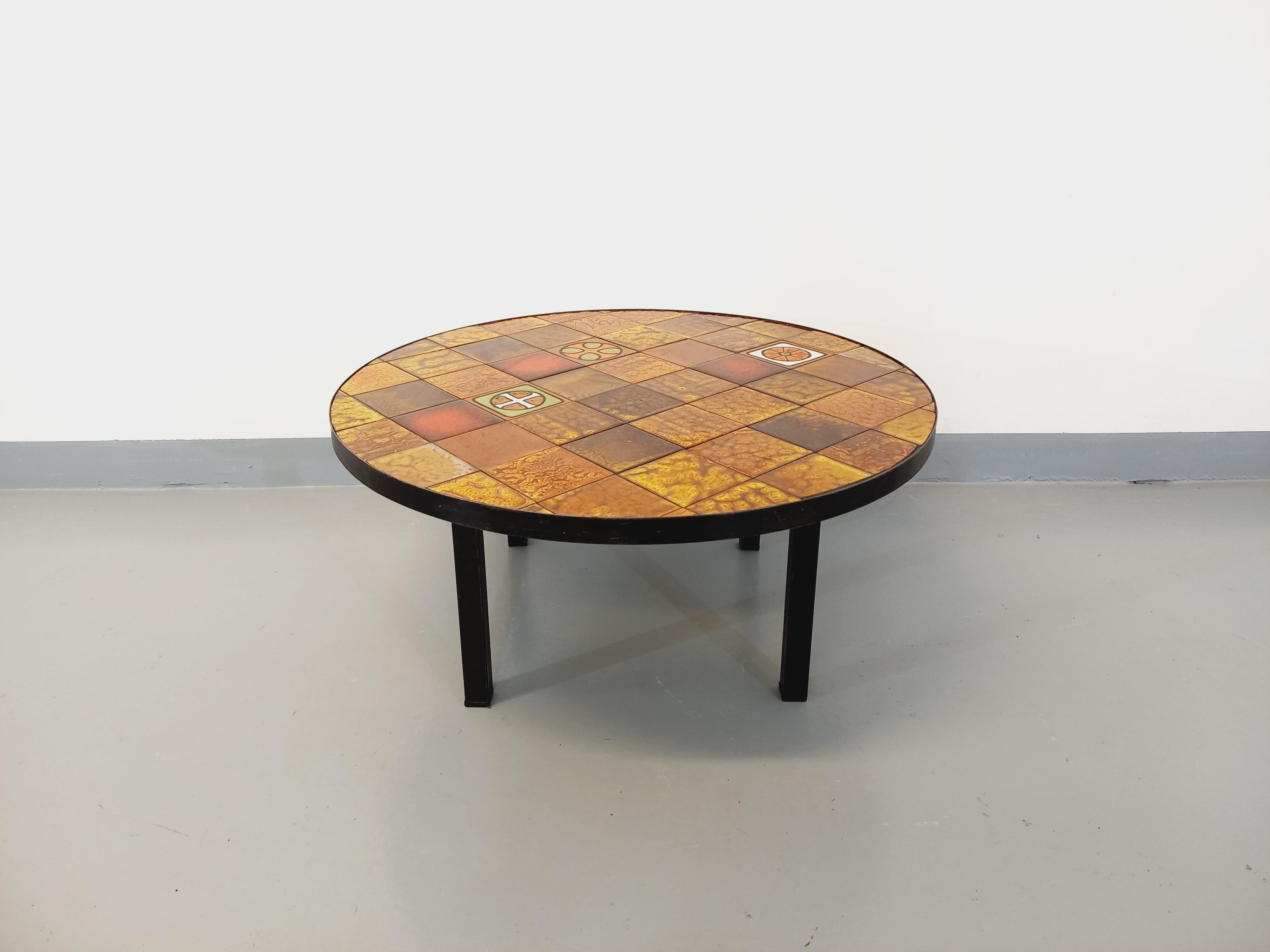 Table basse ronde vintage Roche Bobois en métal noir et céramique des années 70 1