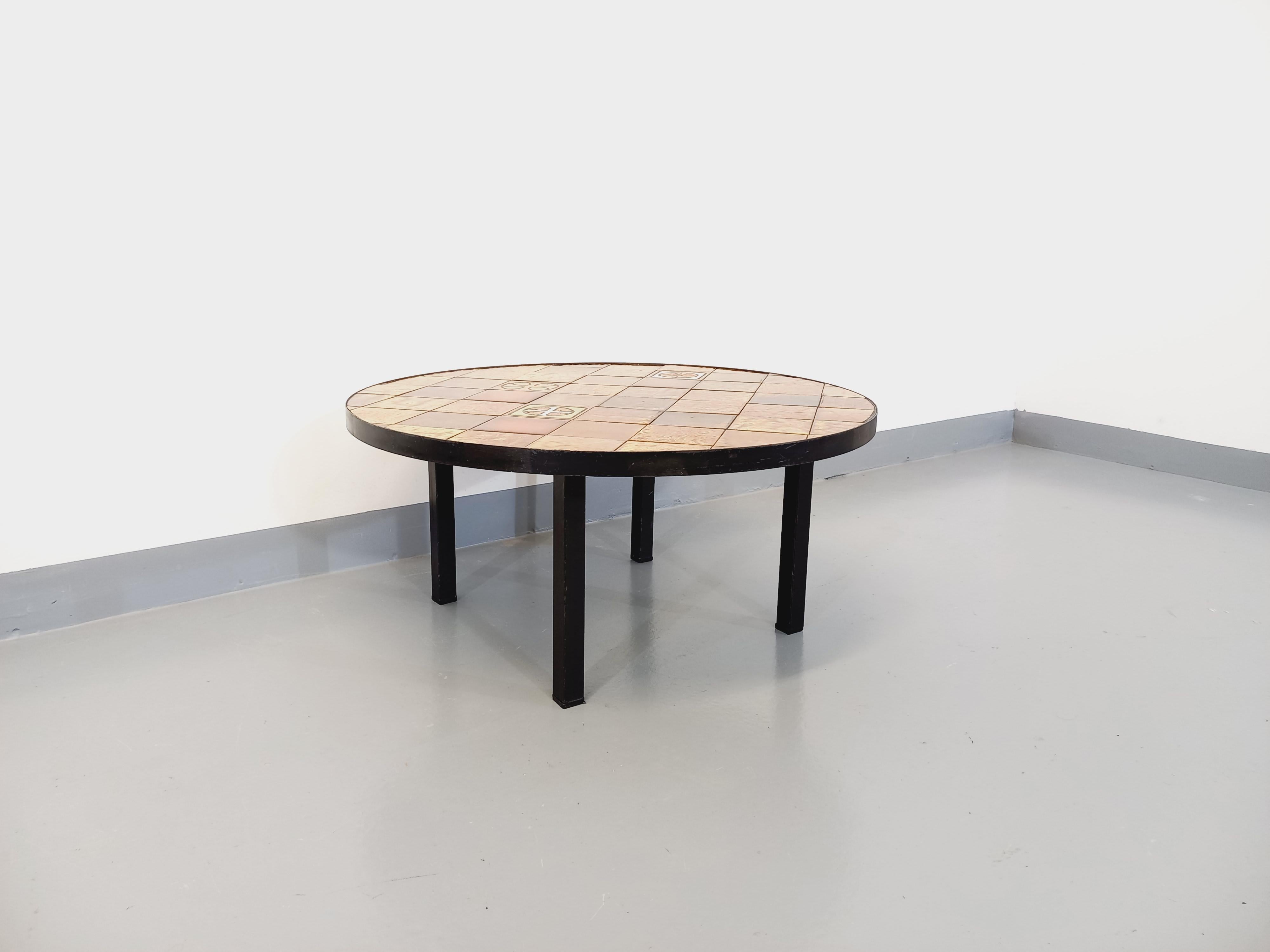 Table basse ronde vintage Roche Bobois en métal noir et céramique des années 70 2