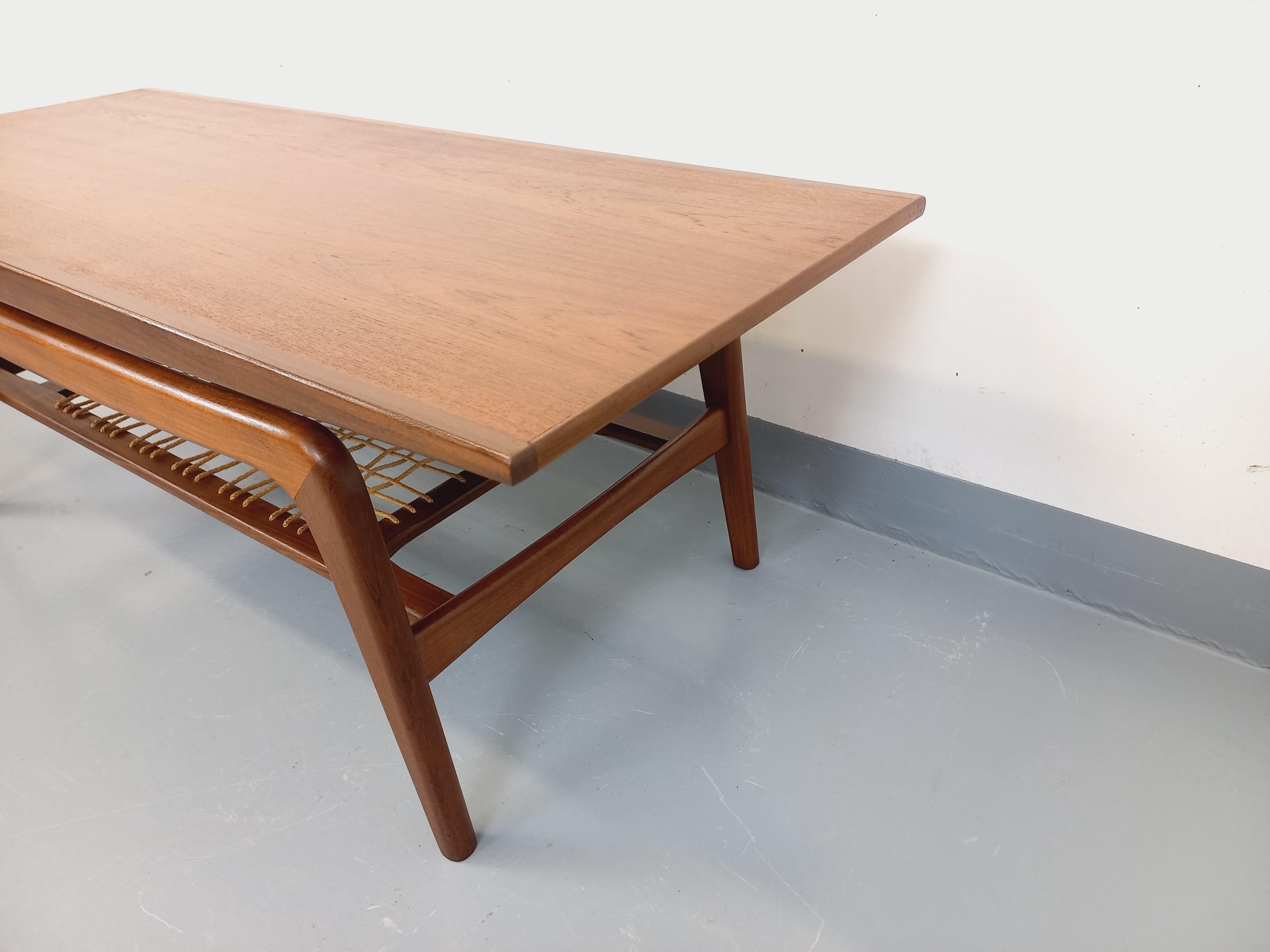 Milieu du XXe siècle Table basse scandinave en teck et corde d'Arne Hovmand Olsen pour Samcom
