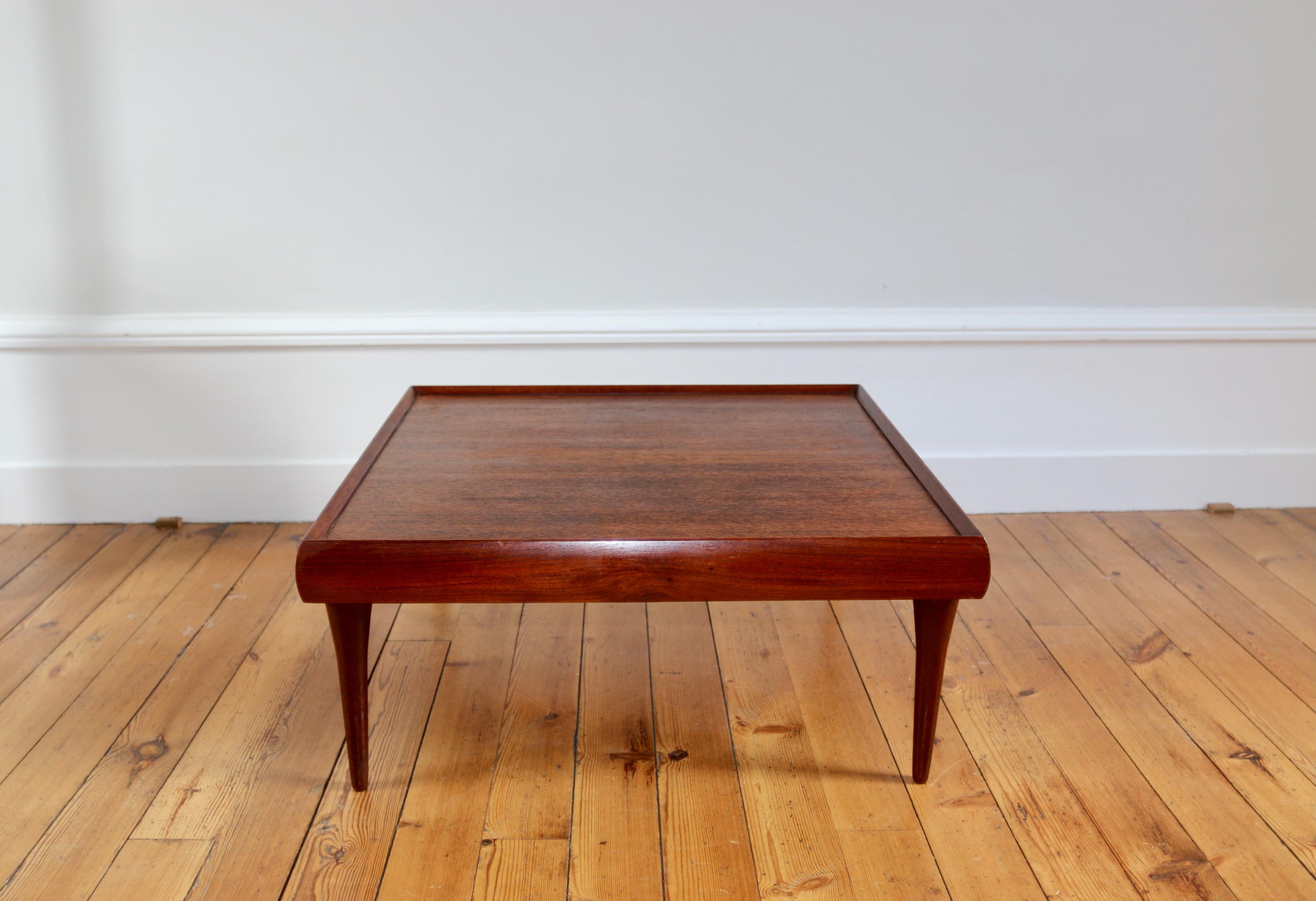 rare table basse scandinave vintage en teck estampillée Bramin
distribuée par Roche Bobois dans les années 60

en très bon état, seul à noter les angles légèrement écartés

dimensions : hauteur 30 cm x largeur 69 cm