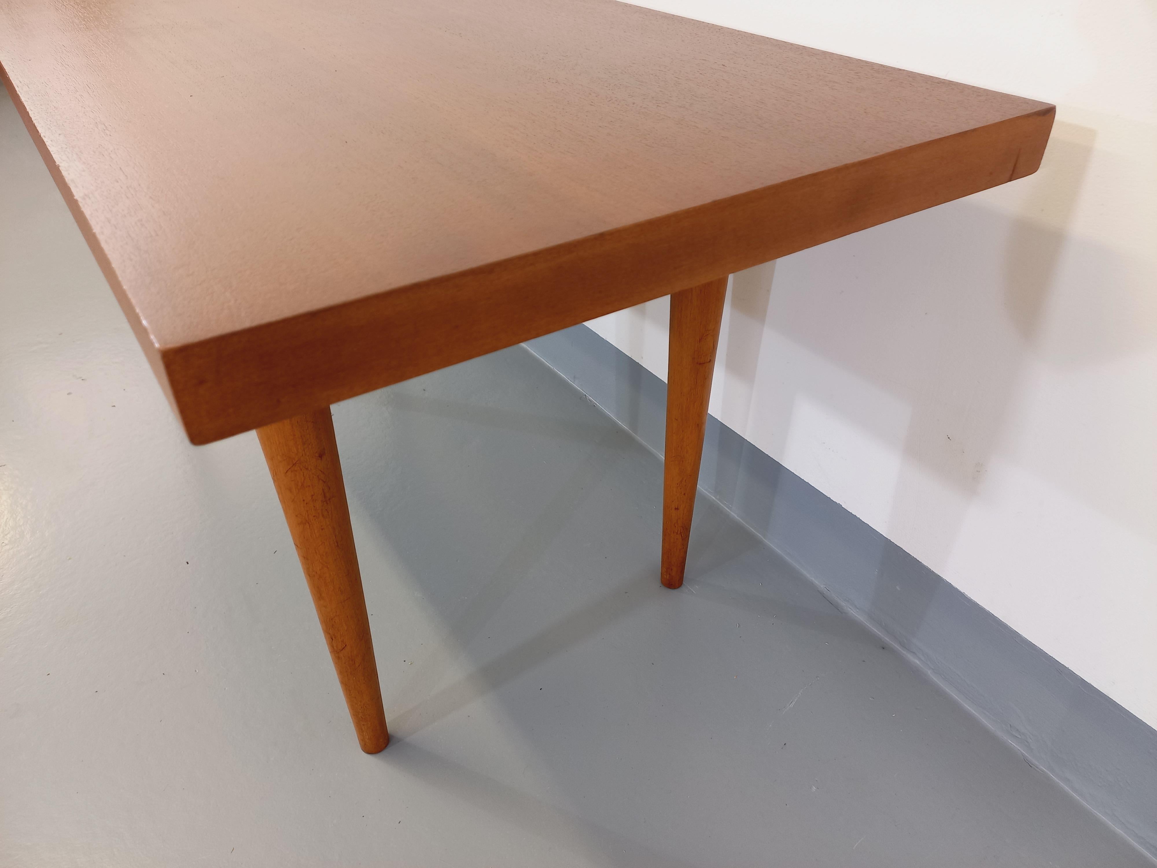 Niedriger skandinavischer Vintage-Tisch aus Teakholz aus den 60er Jahren 4