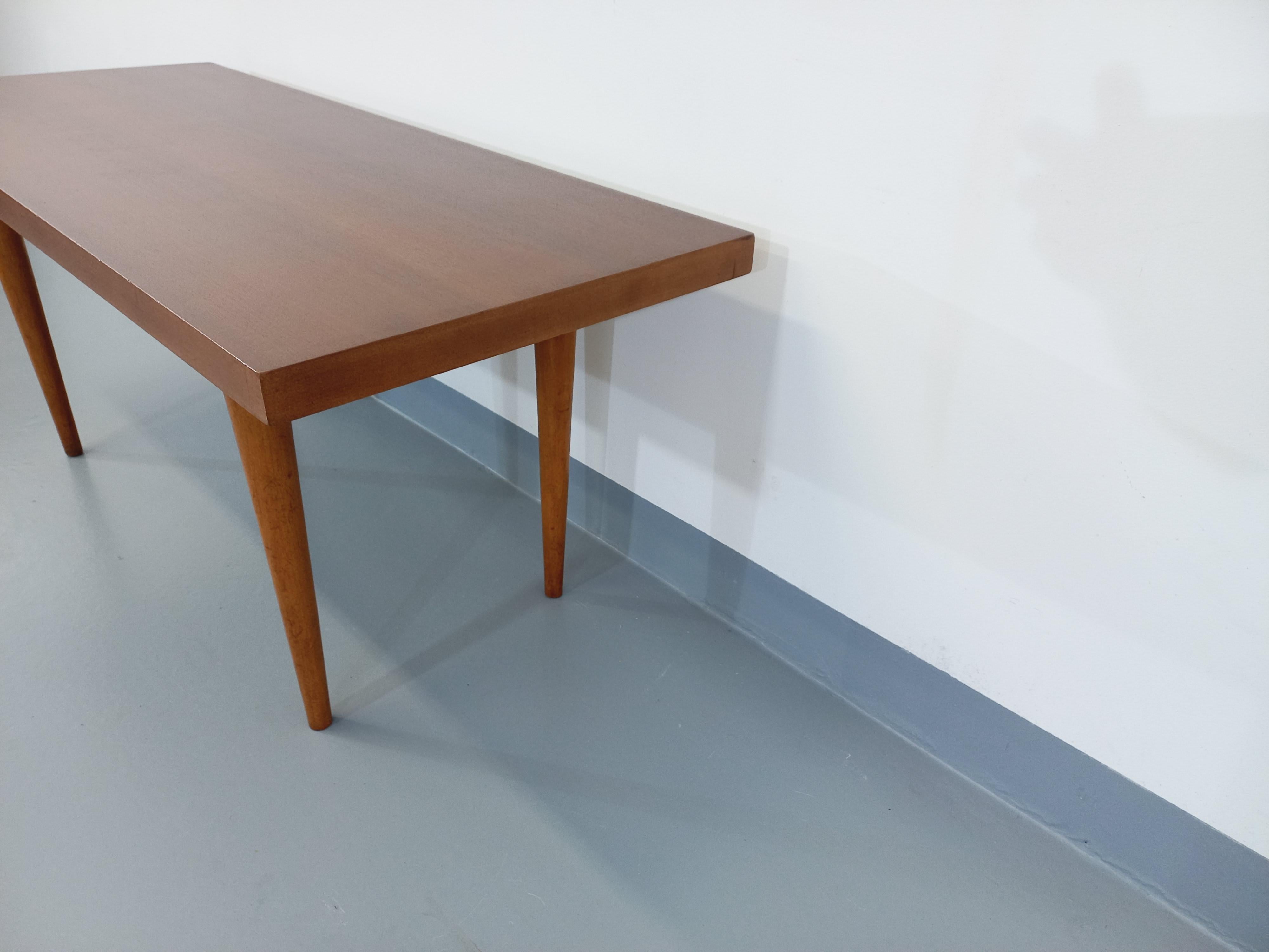 Niedriger skandinavischer Vintage-Tisch aus Teakholz aus den 60er Jahren 5