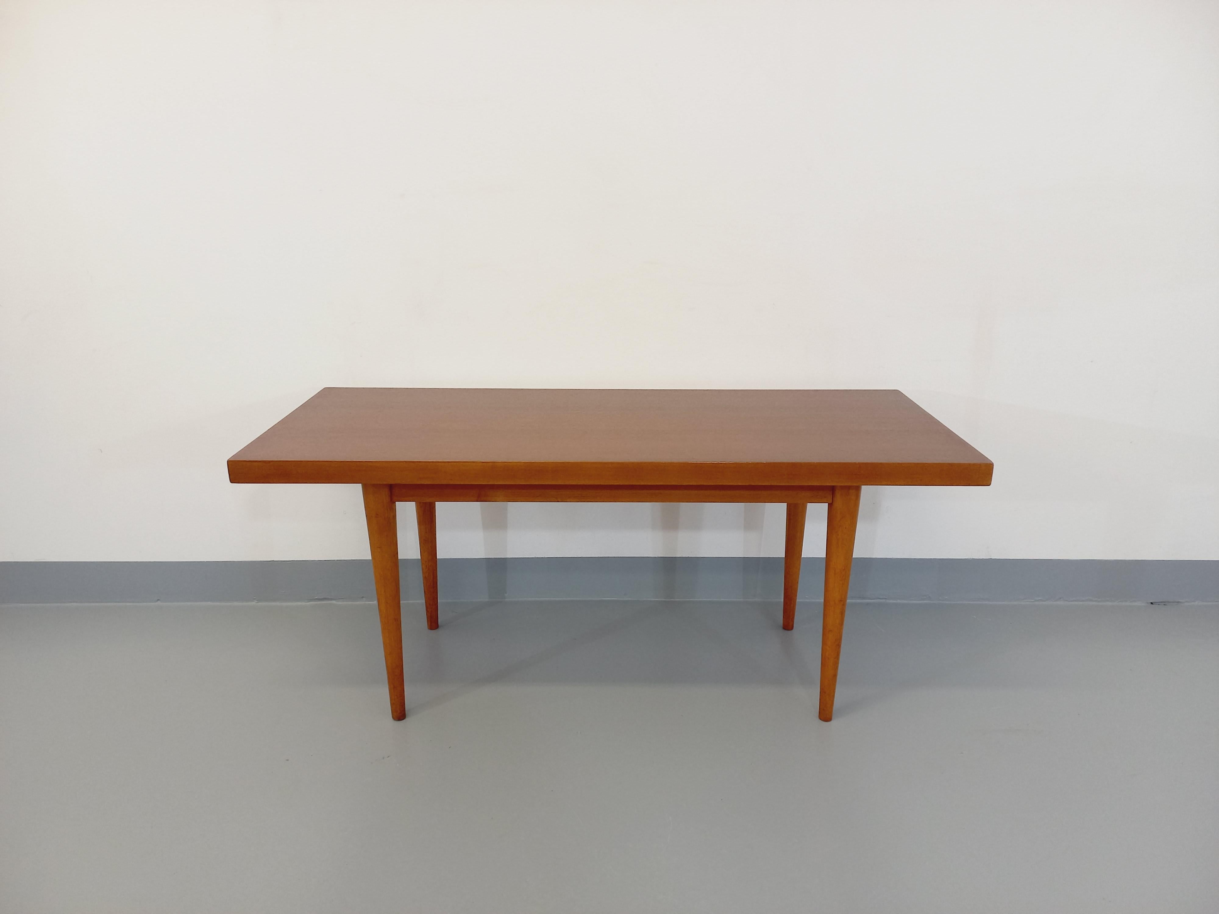 Niedriger skandinavischer Vintage-Tisch aus Teakholz aus den 60er Jahren 6