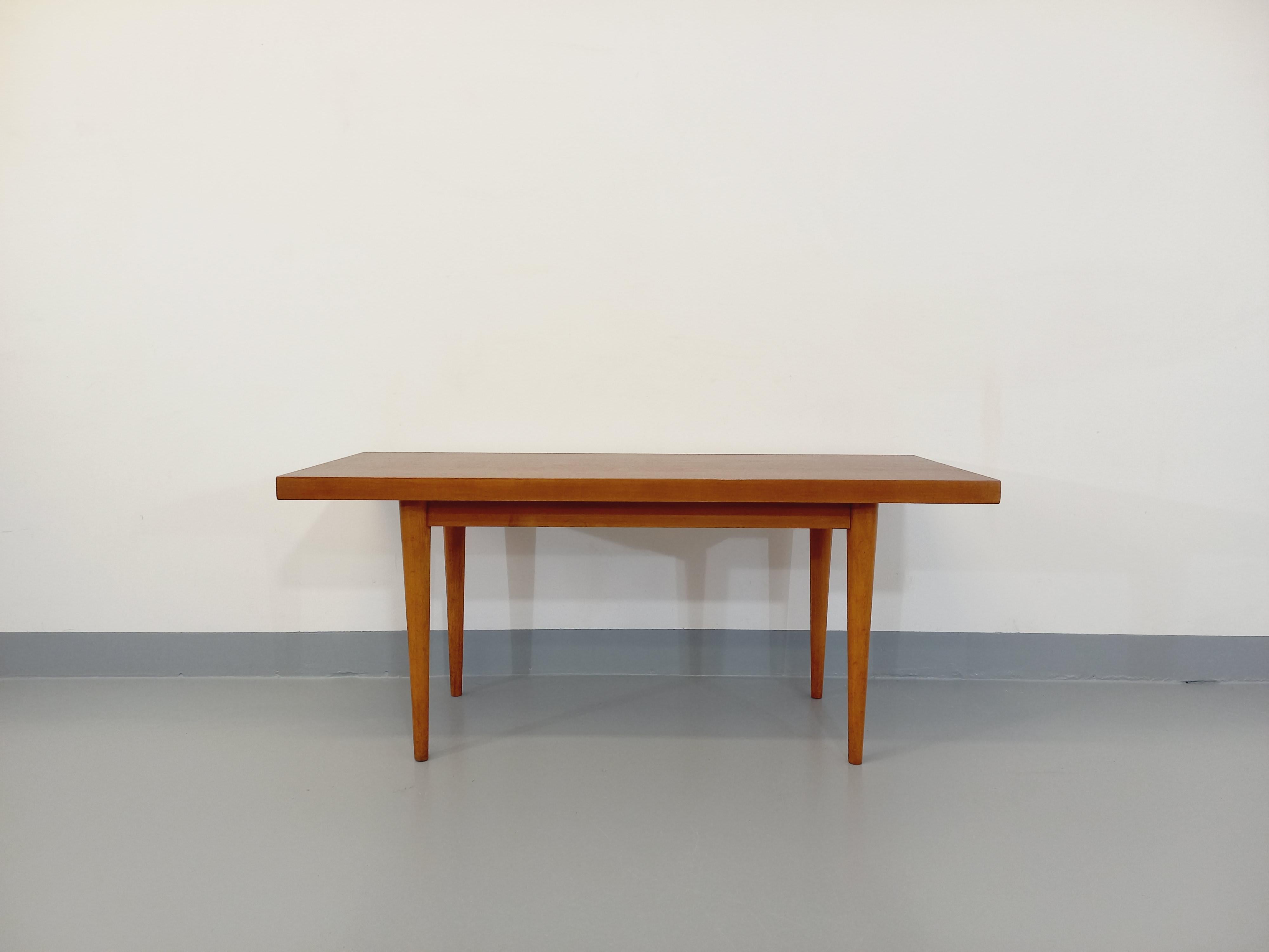 Niedriger skandinavischer Vintage-Tisch aus Teakholz aus den 60er Jahren 7
