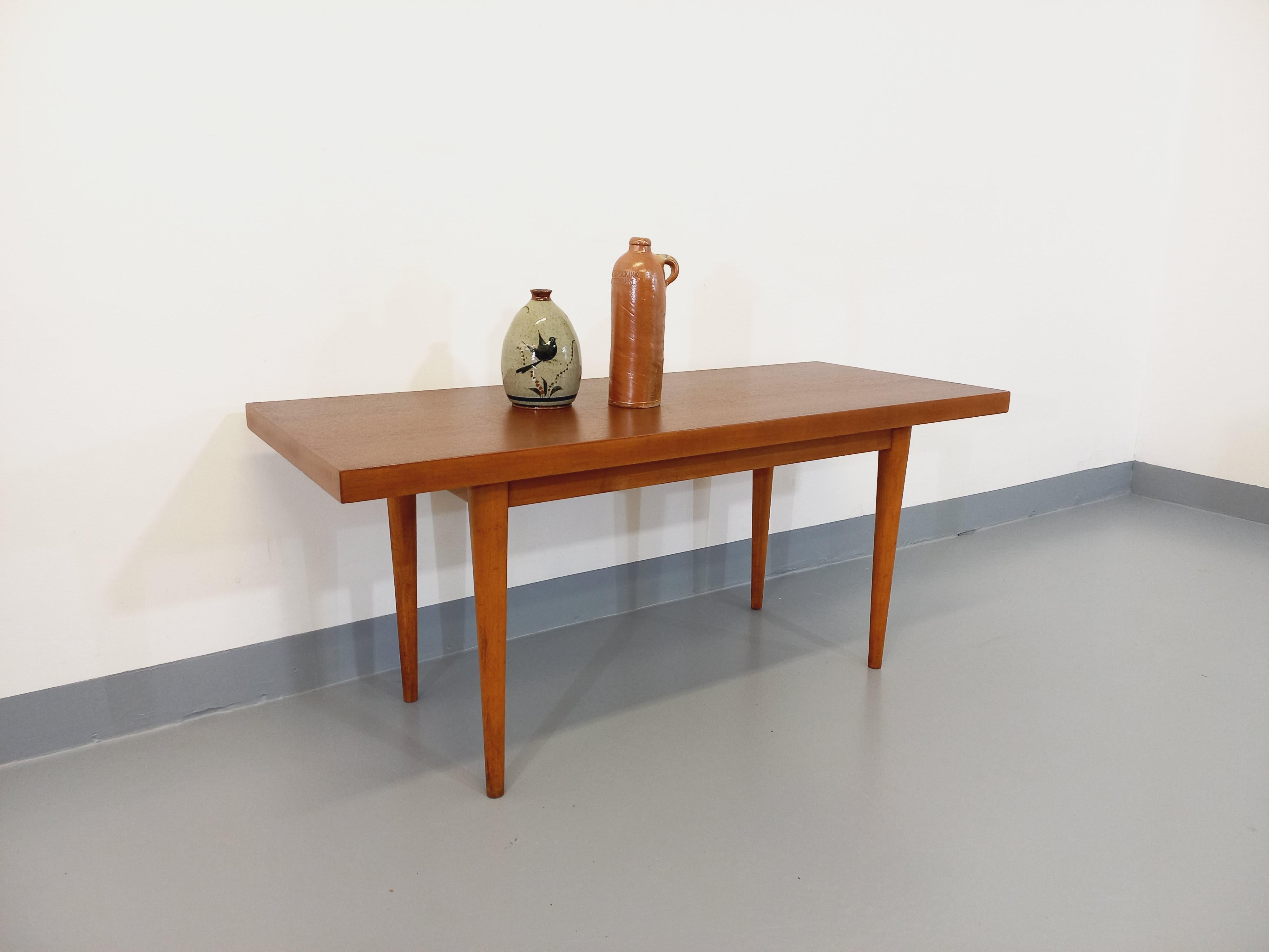 Table basse scandinave vintage des années 60, en teck, plateau rectangulaire, pieds compas, très bon état général avec quelques signes du temps qui passe sur les pieds, plateau poncé et verni.
Ref 230 503
Größe : 48 cm
Größe : 110 cm
Profil : 45 cm
