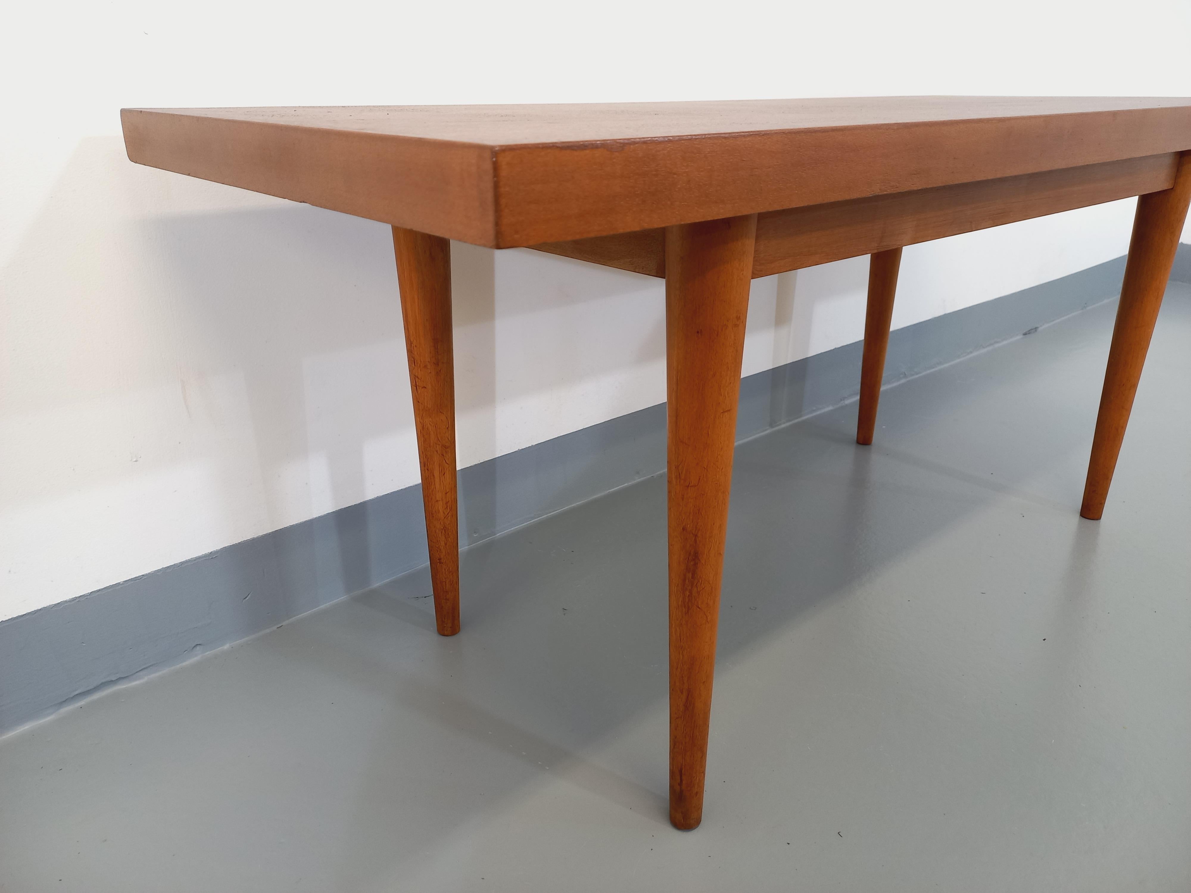 Niedriger skandinavischer Vintage-Tisch aus Teakholz aus den 60er Jahren im Zustand „Gut“ in BESANÇON, FR