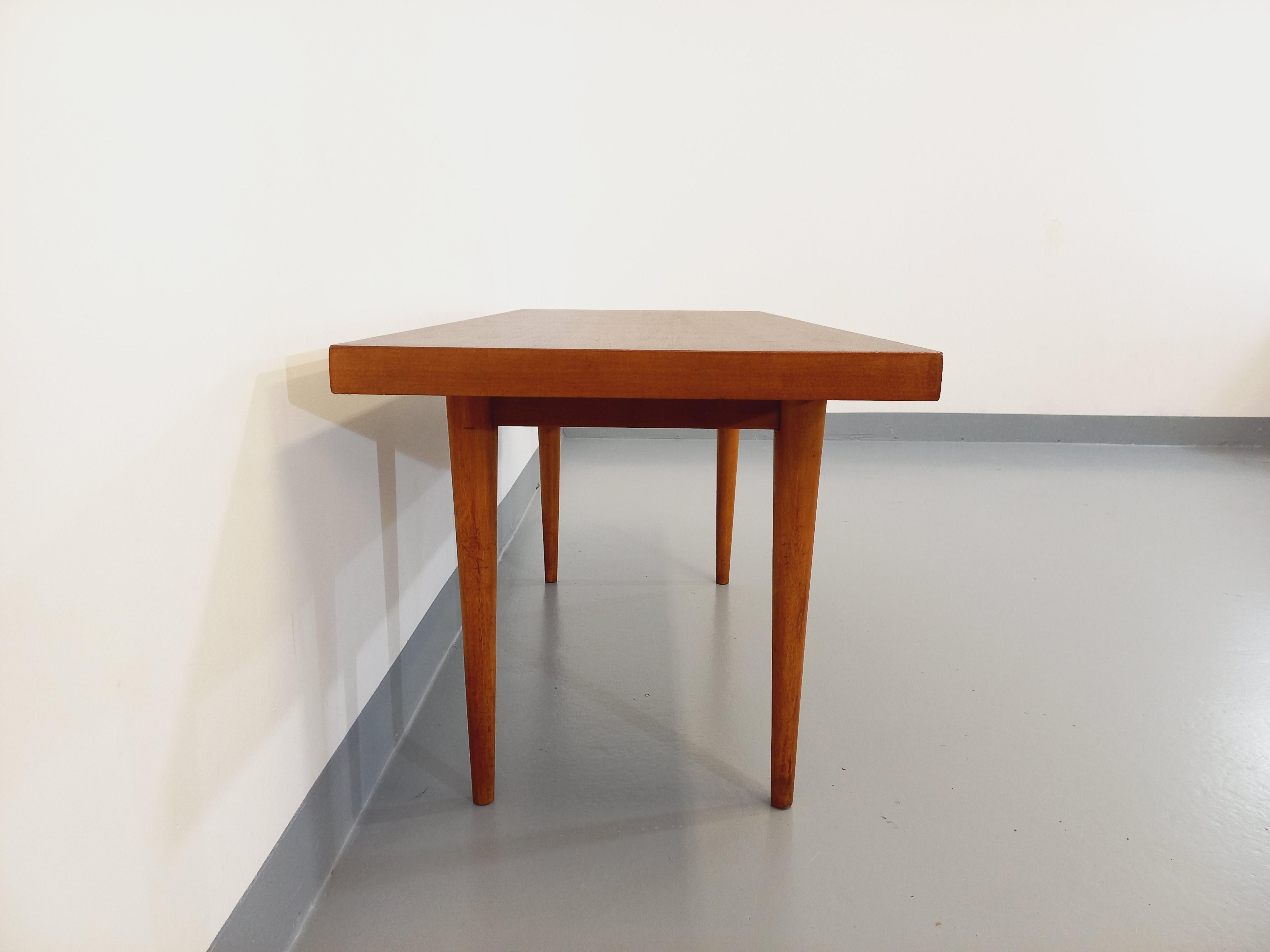 Niedriger skandinavischer Vintage-Tisch aus Teakholz aus den 60er Jahren (Mitte des 20. Jahrhunderts)
