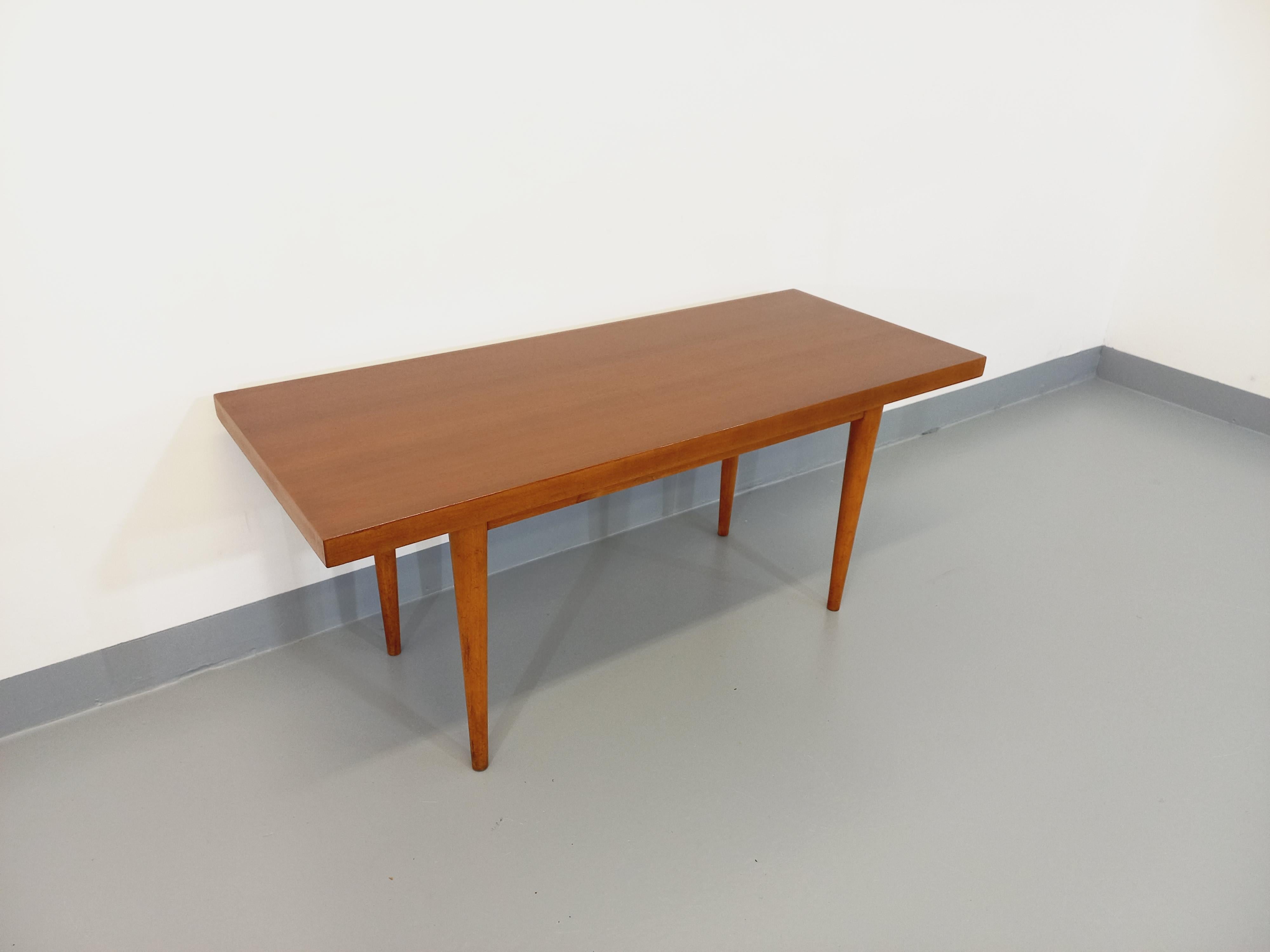 Niedriger skandinavischer Vintage-Tisch aus Teakholz aus den 60er Jahren 1