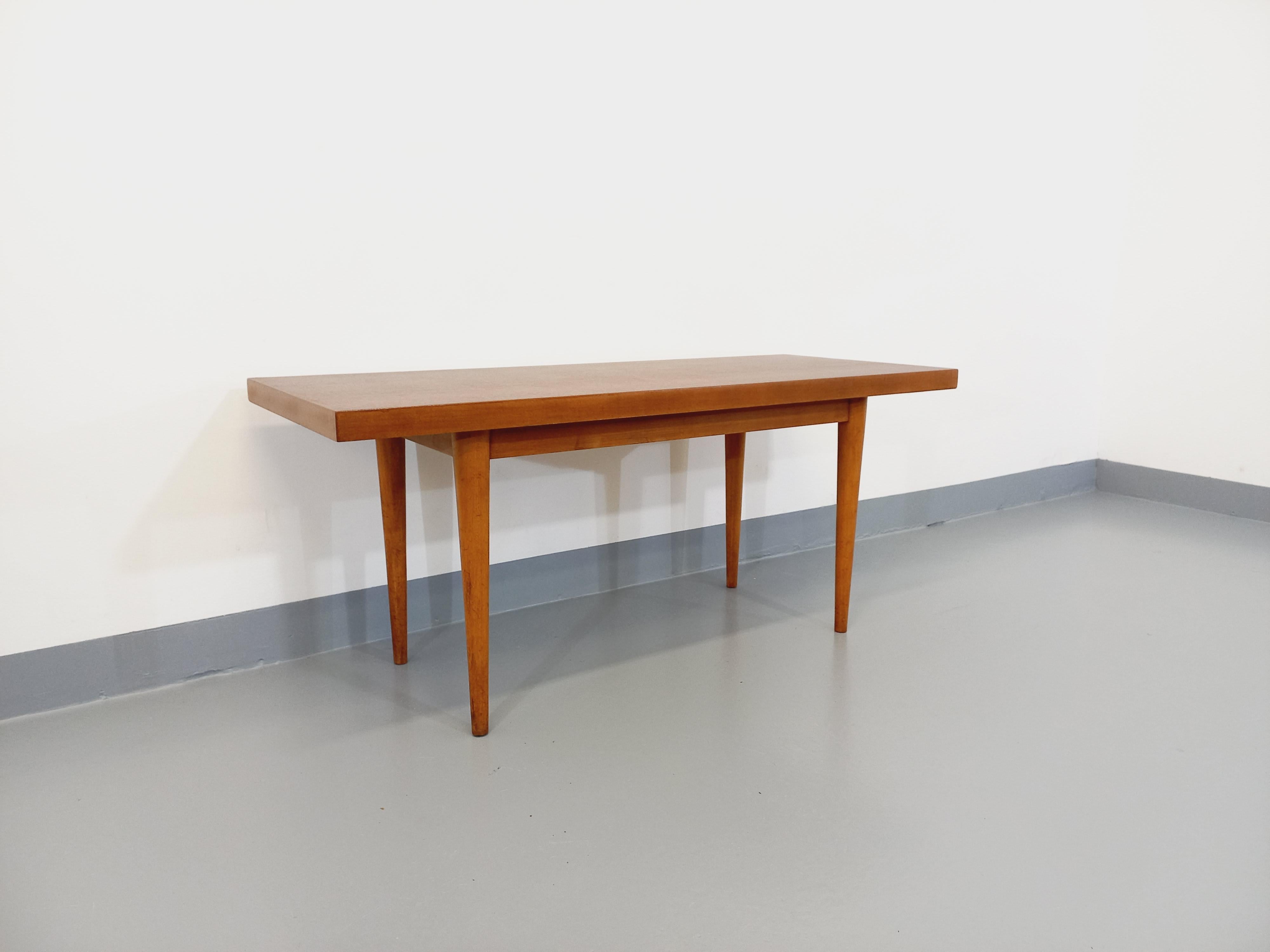 Niedriger skandinavischer Vintage-Tisch aus Teakholz aus den 60er Jahren 2
