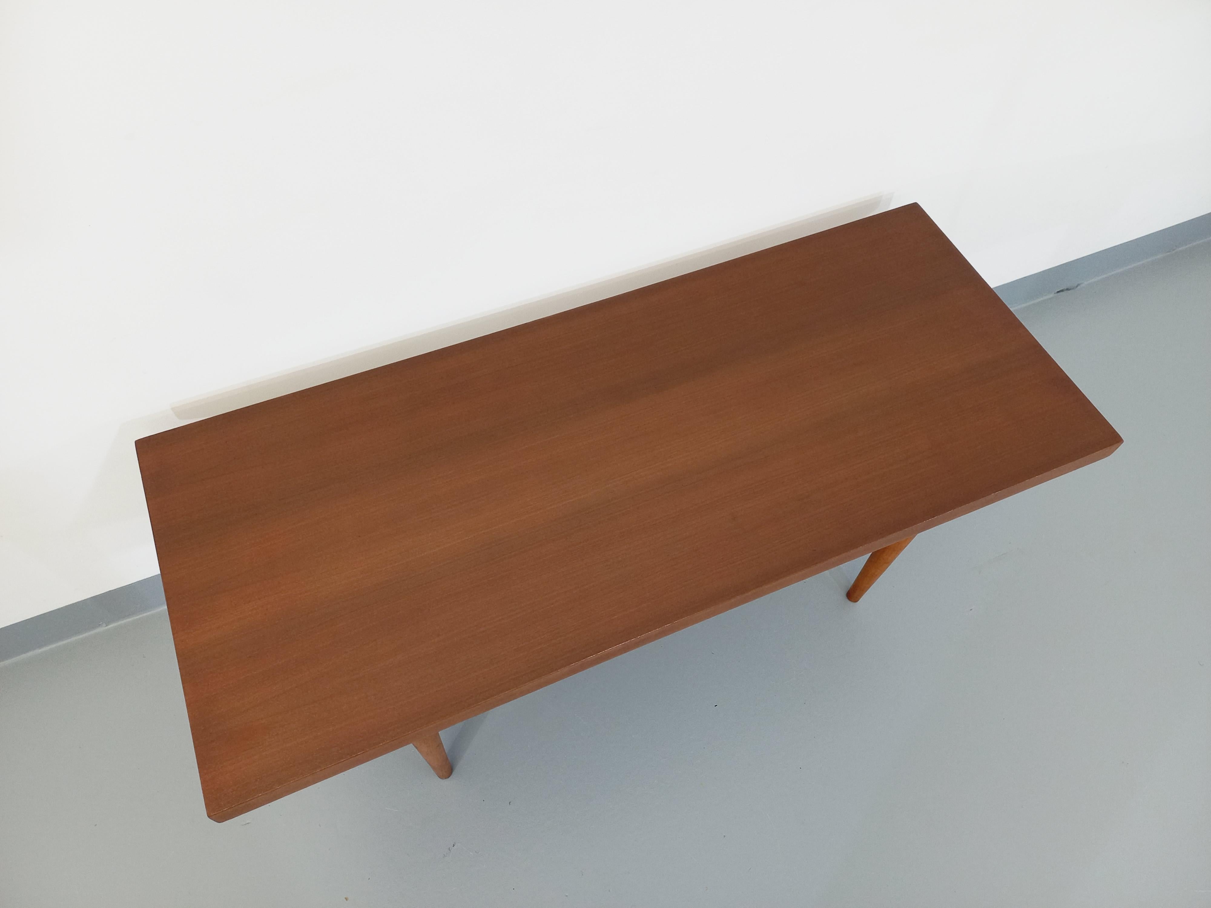Niedriger skandinavischer Vintage-Tisch aus Teakholz aus den 60er Jahren 3