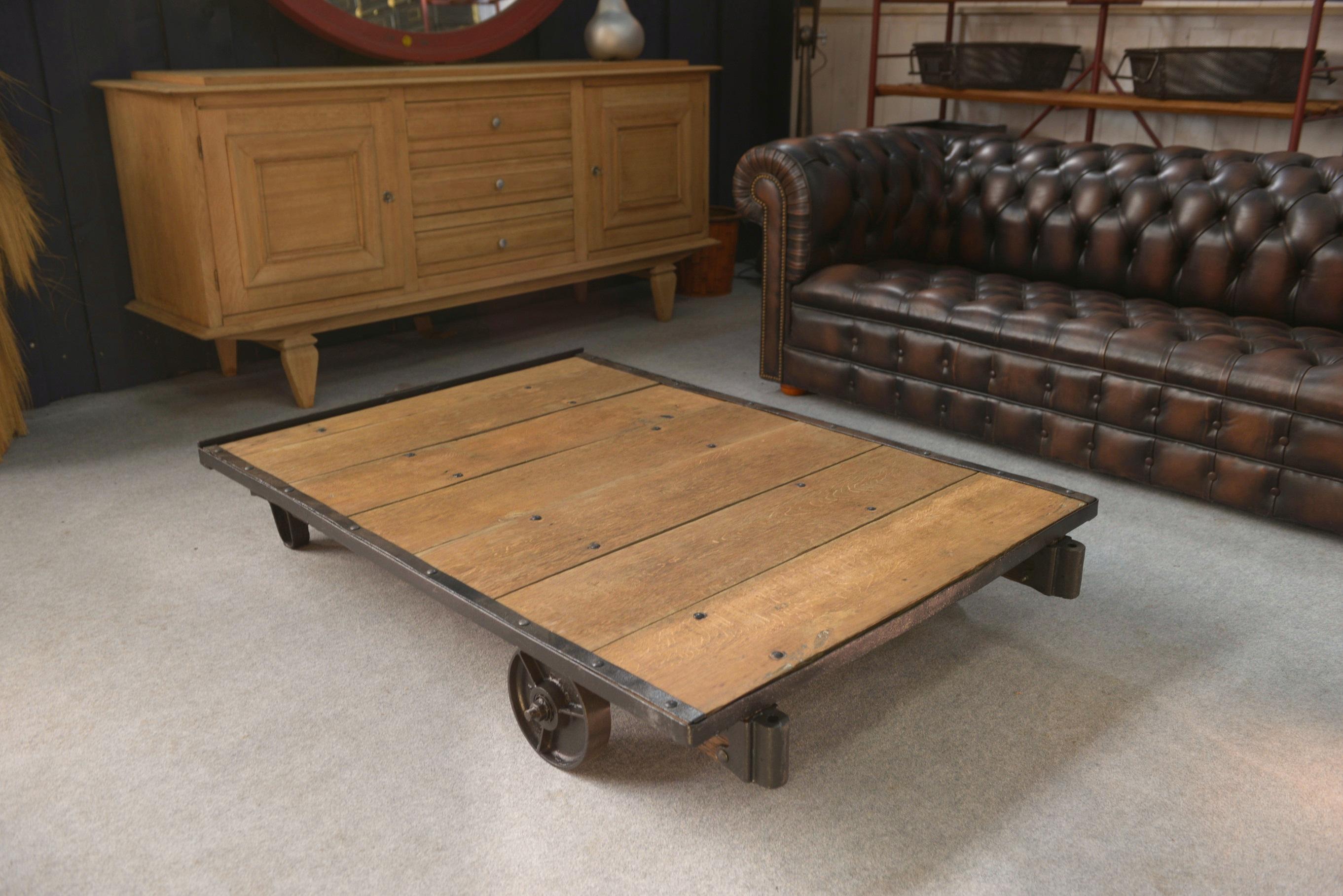 Table basse SNCF estampillée Paris Industrial en venta