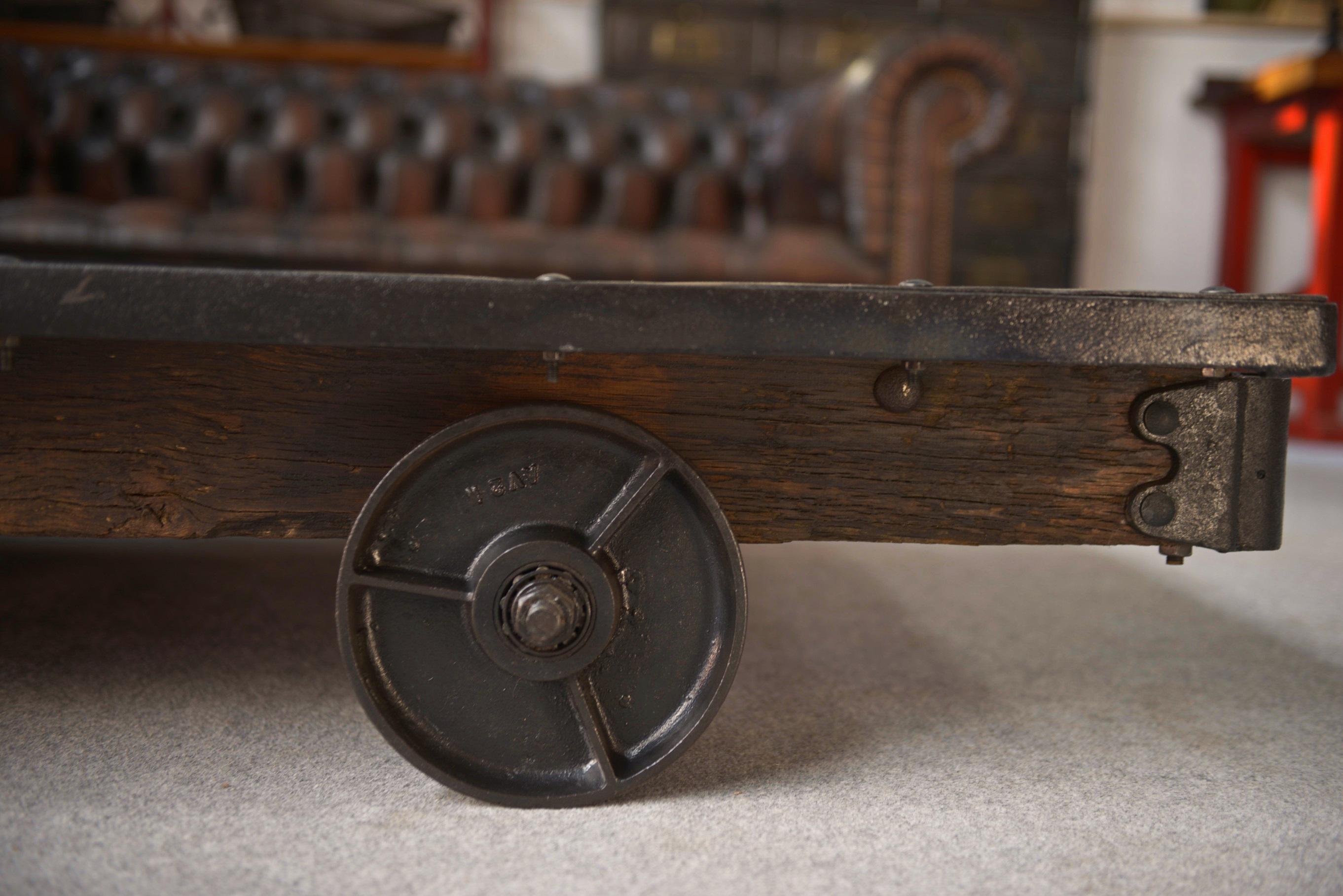 Table basse SNCF estampillée Paris en Bueno estado para la venta en TOURCOING, FR