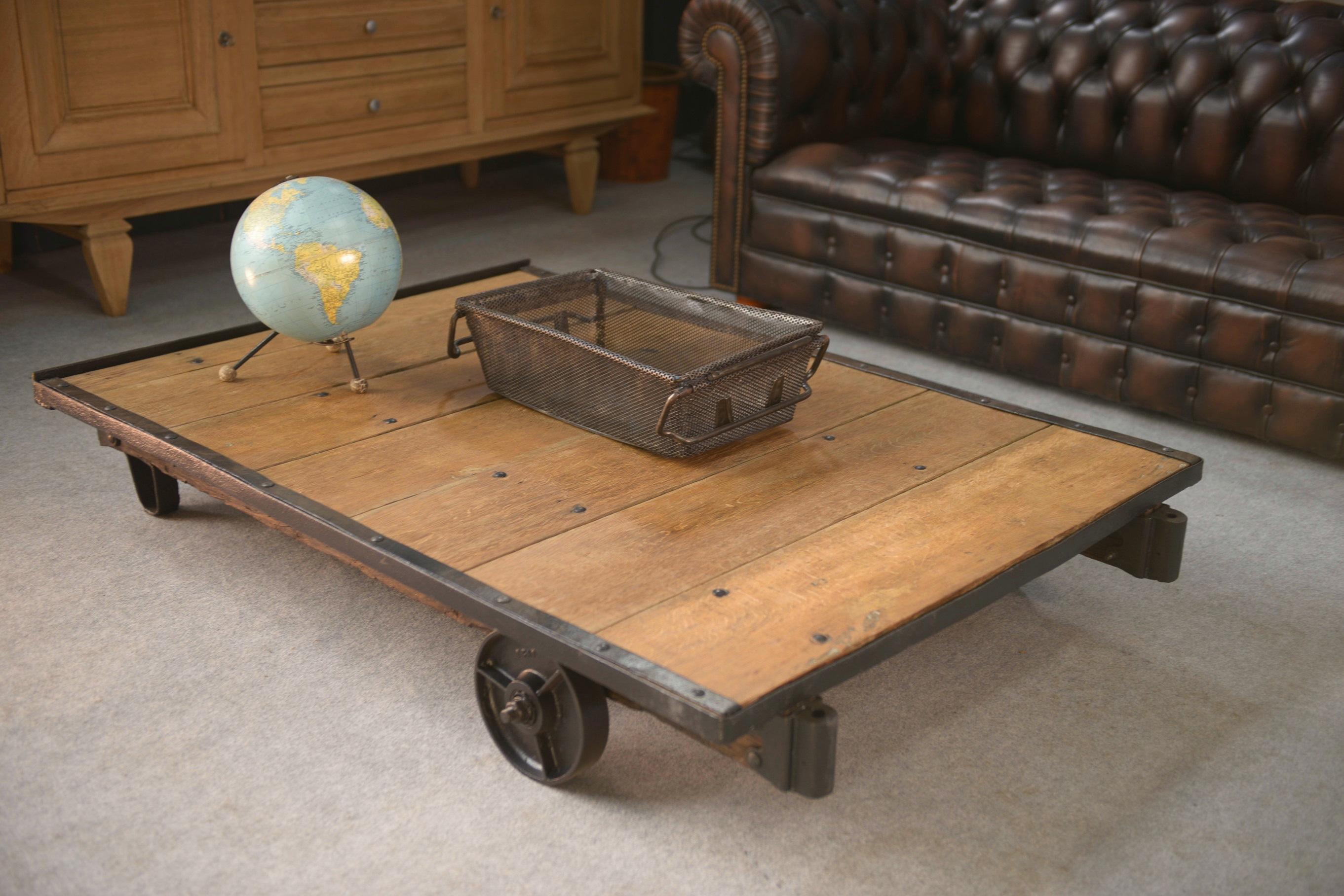 Table basse SNCF estampillée Paris mediados del siglo XX en venta