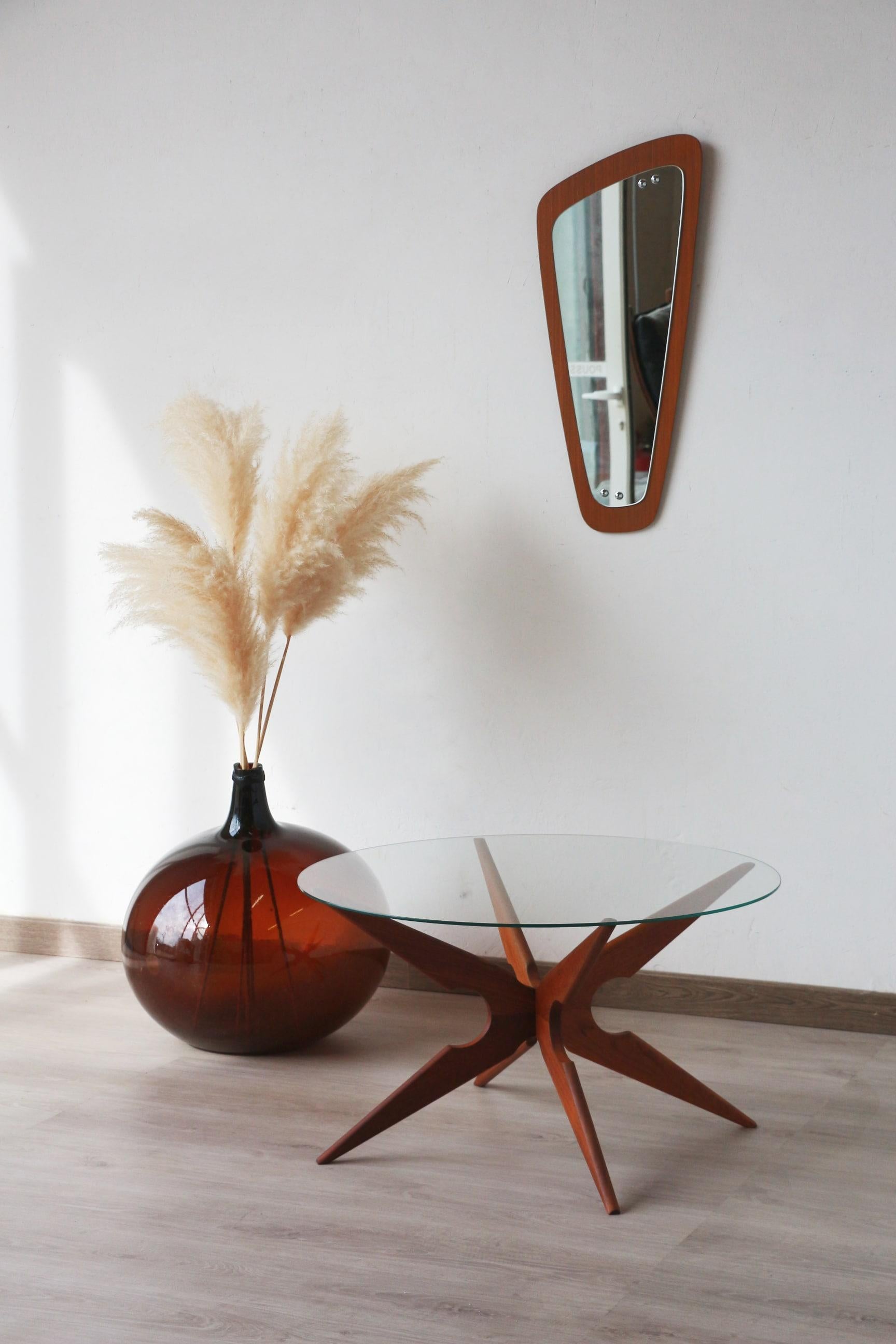 Une table basse connue sous le nom de Spider, fabriquée par le fabricant de meubles danois Sika Møbler dans les années 1960.

La structure en bois est en teck massif.

Les deux sections de la base s'emboîtent l'une dans l'autre et peuvent être