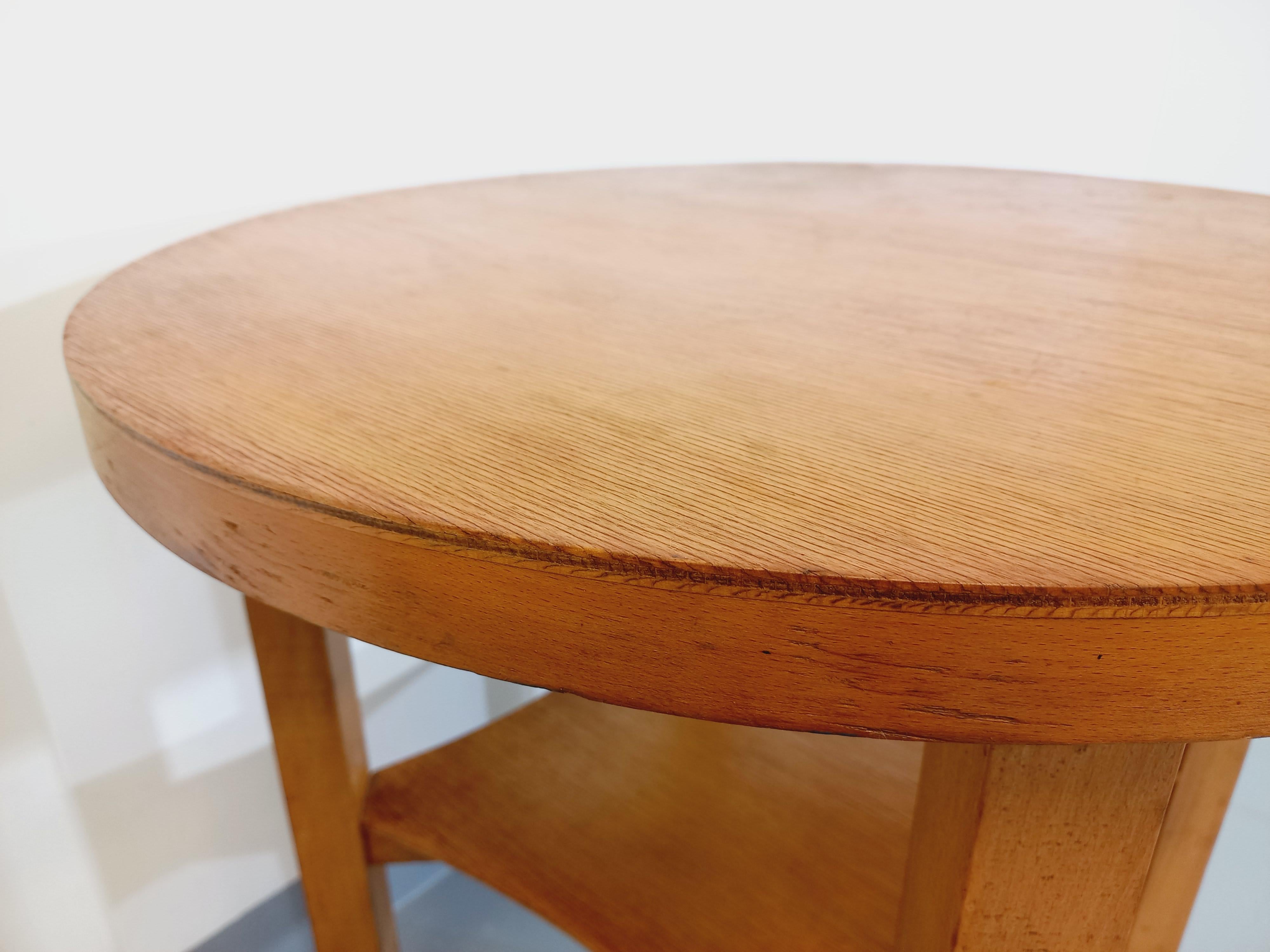Table basse ronde / table d'appoint / guéridon vintage des années 50 60, en bois clair, 2 plateaux, plateau supérieur rond, plateau inférieur carré, 4 pieds, très bon état général avec quelques signes du temps qui passe.
Réf. 230 233
Hauteur : 64